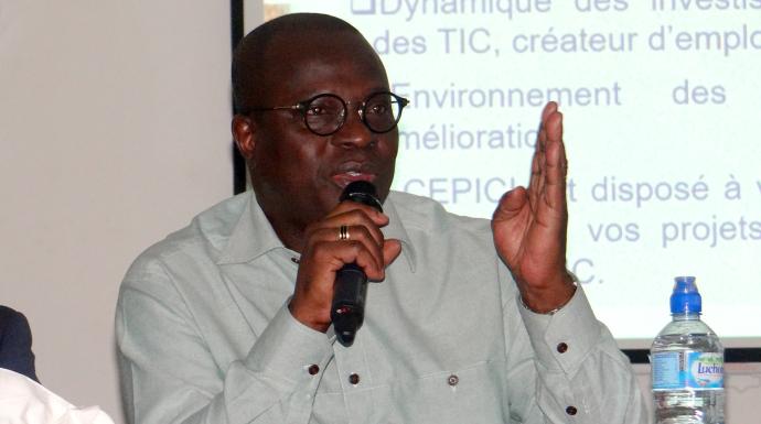 M. Emmanuel Essis Esmel, directeur général du Centre de promotion des investissements de Côte d'Ivoire, explique comment l'Eglise peut utiliser les technologies de l'information et de la communication pour réduire la pauvreté. Photo de Bernard Atheba