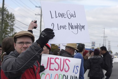 The Rev. Jackson Henry, member of St. Mark’s United Methodist Church, joined several hundred others in Murfreesboro, Tenn., to protest a white-supremacist rally that was planned but later canceled Oct. 28. Photo by Kathy L. Gilbert, UMNS. The Rev. Jackson Henry, member of St. Mark’s United Methodist Church, joined several hundred others in Murfreesboro, Tenn., to protest a white-supremacist rally that was planned but later canceled Oct. 28. Photo by Kathy L. Gilbert, UMNS.