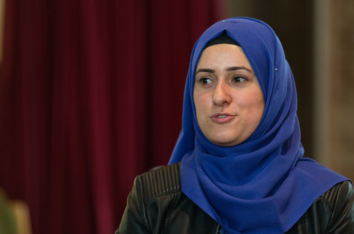 A Kurdish Syrian woman in the beginning German class at the United Methodist Church of the Redeemer in Bremen, Germany, talks about how little contact she has with Germans. “It’s lonely,” said the woman, who is a Muslim. Photo by Mike DuBose, UMNS.