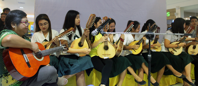 Students from a music class under the direction of diaconal minister Clarafe Gonzales at Wesleyan University play a Christmas piece during a concert on Dec. 7 in Waltermart, Cabanatuan City. The concert was to raise awareness about Filipino civilians enduring a five-month siege of Marawi City by pro-Islamic State forces. Photo by Gladys Mangiduyos, UMNS.