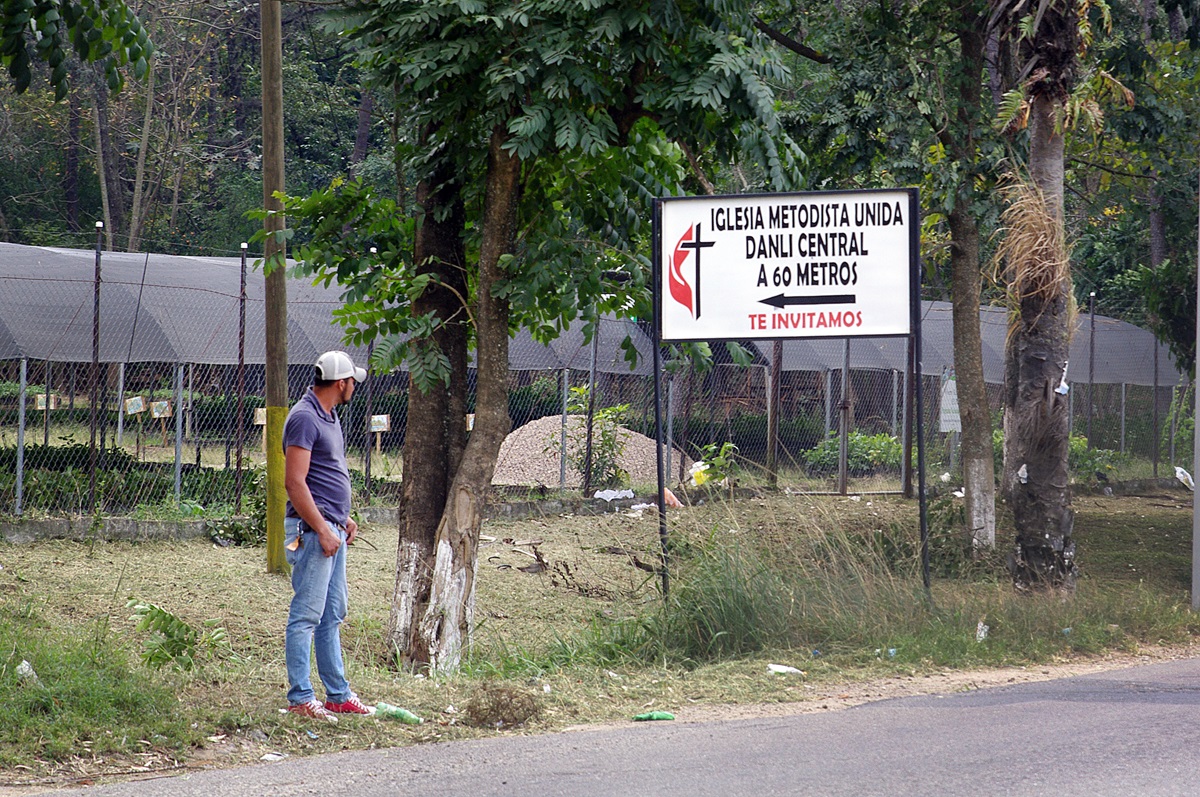 A sign at the entrance to the city of Danlí, Honduras, offers an invitation to visit the Central United Methodist Church. The Rev. Jose Roberto Peña, the church's pastor, said, "It is always a challenge to make The United Methodist Church known, so we do it not only through preaching, but also through ministries that assist the needs of the communities." Photo by Gustavo Vasquez, UMNS