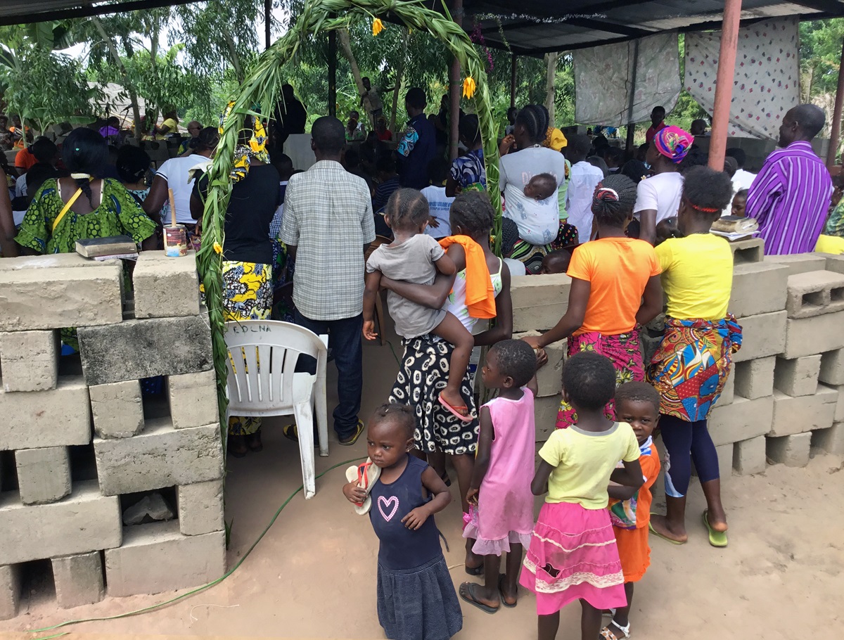 Members of United Methodist International English Church worship with the congregation of  
Mvululu United Methodist Church during a March missionary trip in Mvululu, Democratic Republic of Congo. All offerings from the service remain in Mvululu. Photo by Pierre T. Omadjela, UMNS.
