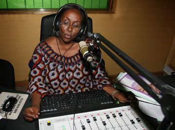 Lydie Acquah, director of 101.6 FM in Abidjan, sees the radio station as a means of combating poverty and empowering people in Côte d’Ivoire.
