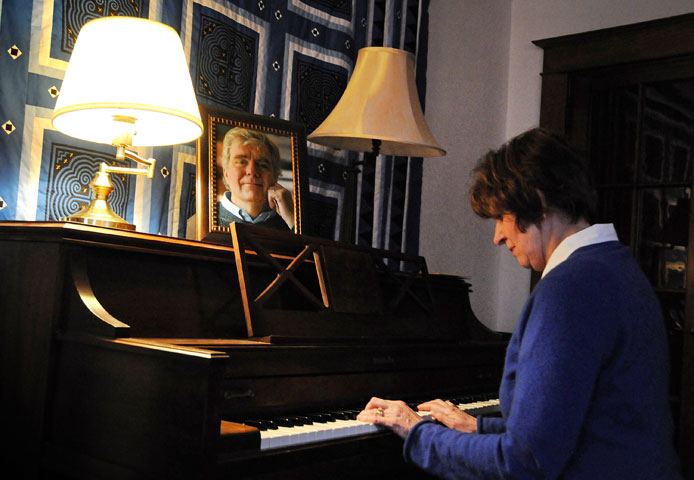 The Rev. Suzanne Field Rabb plays the piano at her home in Hawthorne, N.Y. A UMNS photo by John C. Goodwin.