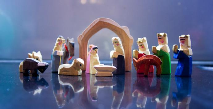 Les décorations de Noël, comme cette simple crèche de Noël, nous aide à célébrer la saison après le jour de Noël.