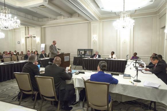 El Rev. Gary George, Comisión de la Conferencia General, habla ante los miembros del Concilio Judicial durante una audiencia oral el 22 de mayo. La corte celebró una sesión especial en Evanston, estado de Illinois. El concilio  escuchó argumentos sobre si las organizaciones metodistas unidas, el clero o el laicado podrían presentar peticiones para la Conferencia General Especial en 2019.