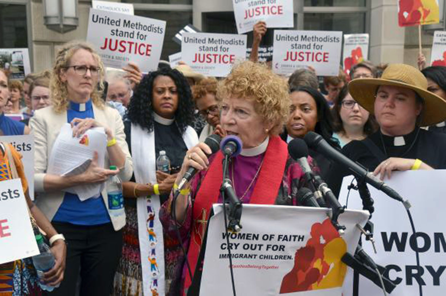 La obispa metodista unida Jane Allen Middleton habla durante una protesta en Washington que pide el fin de la política de inmigración de Estados Unidos de separar a los/as niños/as de sus padres/madres. El presidente Donald Trump firmó una orden para poner fin a la política de separación forzada.