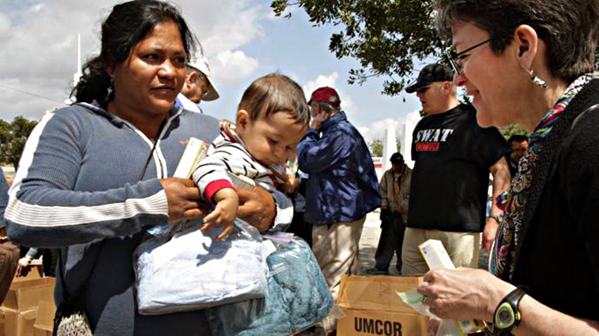 Obispos/as metodistas unidos/as asisten a familias inmigrantes, durante una experiencia de inmersión en la frontera entre EE.UU y México en mayo de 2013. Obispos/as metodistas unidos/as asisten a familias inmigrantes, durante una experiencia de inmersión en la frontera entre EE.UU y México en mayo de 2013.