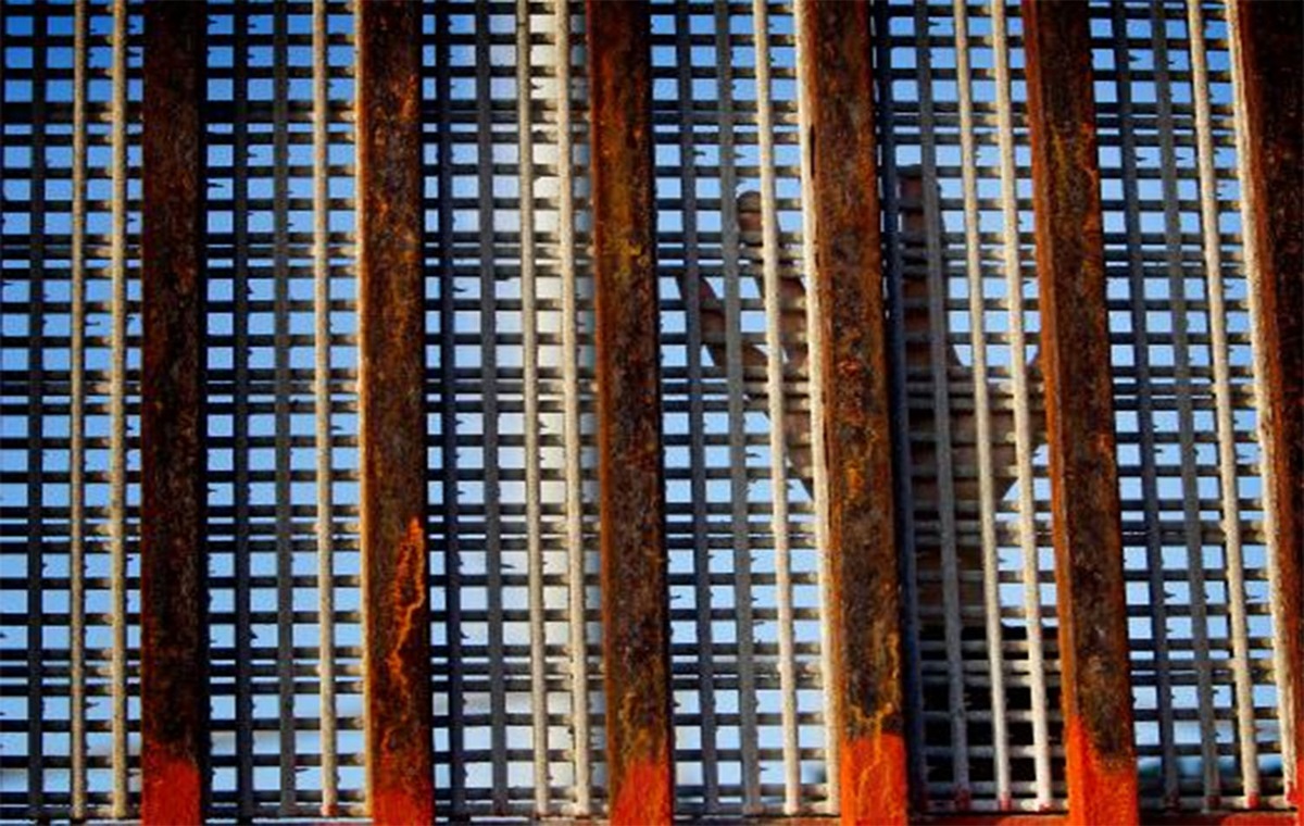Una persona parada en Estados Unidos tiende su mano hacia México a lo largo de la valla fronteriza en El Faro Park en Tijuana, México, en 2012. Los metodistas unidos se unen a la oposición a una nueva política de "tolerancia cero" que separa a las familias inmigrantes. Una persona parada en Estados Unidos tiende su mano hacia México a lo largo de la valla fronteriza en El Faro Park en Tijuana, México, en 2012. Los metodistas unidos se unen a la oposición a una nueva política de "tolerancia cero" que separa a las familias inmigrantes.