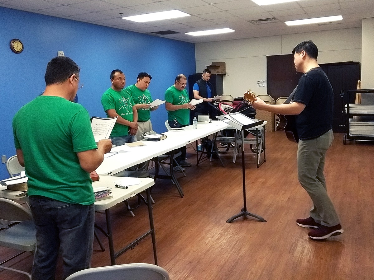Pastor Sootarek Woo enseñando música