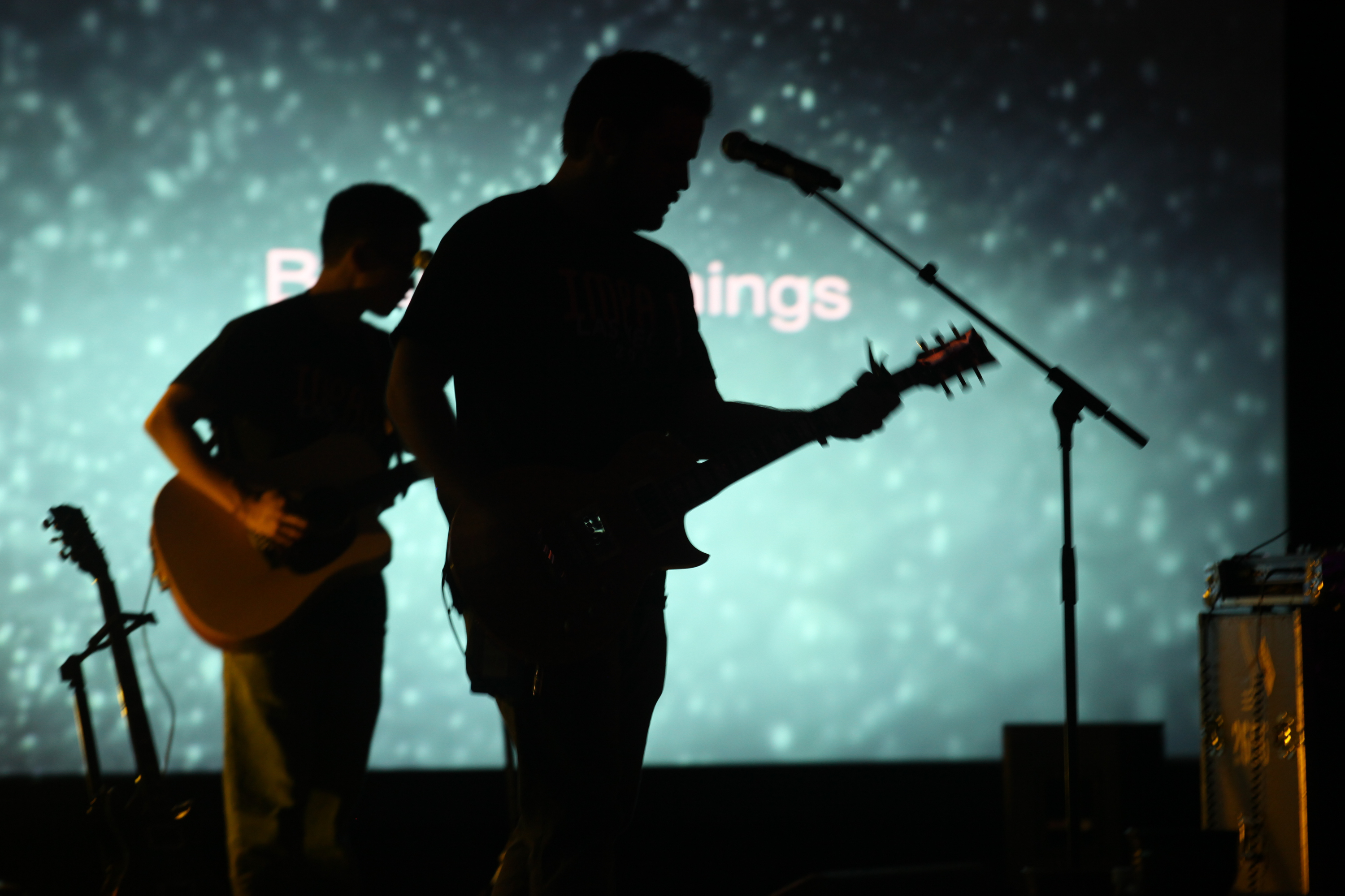 United Methodist young adults gather at the University of Nevada, Las Vegas, sharing moments of faith sharing, worship, dance and communion. A team of United Methodist experts gives advice on which contemporary worship songs are compatible with Wesleyan theology and evaluates their sing-ability for congregations. File photo by Kathleen Barry, UMNS