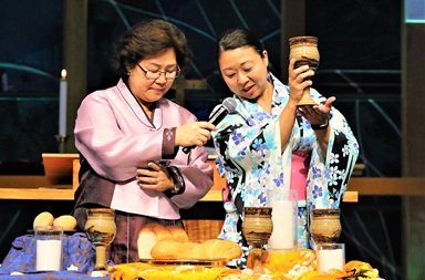 강혜경 목사와 모토에 푸어(Motoe Y. Foor) 목사가 2018년 하와이 호놀룰루에 있는 그리스도 연합감리교회에서 열린 연합감리교 아시안여성목회자 전국연합회인 오하나(Ohana) 총회에서 성만찬을 집례하고 있다. 사진, 김응선 목사, 연합감리교뉴스. 강혜경 목사와 모토에 푸어(Motoe Y. Foor) 목사가 2018년 하와이 호놀룰루에 있는 그리스도 연합감리교회에서 열린 연합감리교 아시안여성목회자 전국연합회인 오하나(Ohana) 총회에서 성만찬을 집례하고 있다. 사진, 김응선 목사, 연합감리교뉴스.