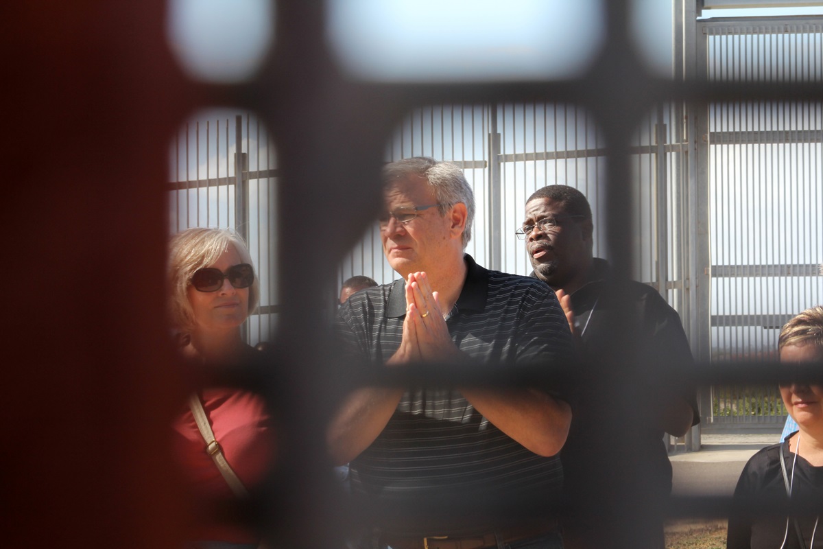 연합감리교 감독들이 멕시코에서 국경 분단선을 너머 미국의 우정의 공원을 바라보고 있다. 2014 file photo taken by Kathleen Barry, UMNS 연합감리교 감독들이 멕시코에서 국경 분단선을 너머 미국의 우정의 공원을 바라보고 있다. 2014 file photo taken by Kathleen Barry, UMNS