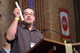 The Rev. Giovanni Arroyo calls on MARCHA members to wear a yellow wristband as a symbol of solidarity with migrant families who have been separated at the U.S.–Mexico border. Photo by Gustavo Vasquez, UMNS.