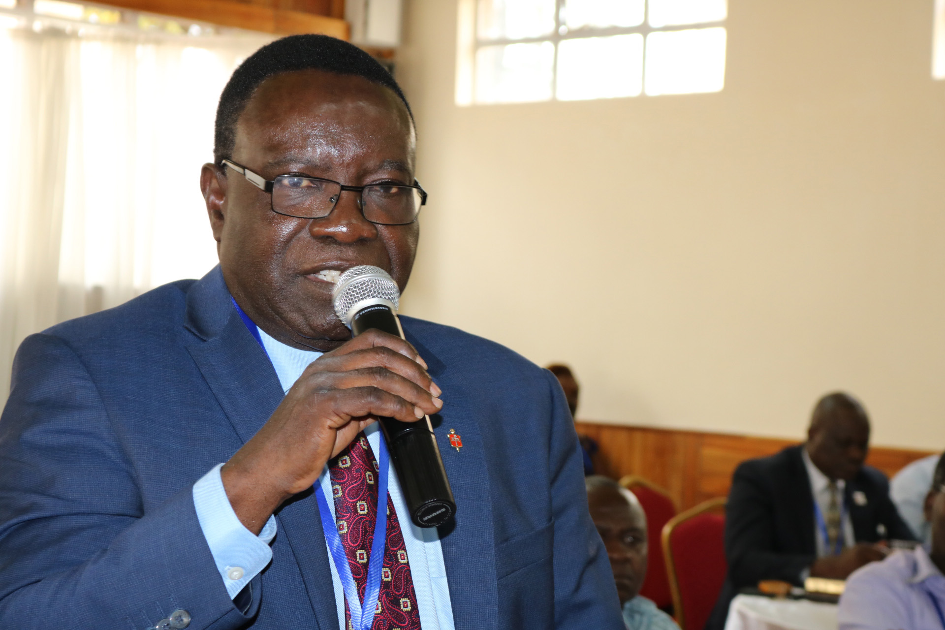 Bispo Kasap Owan Tshibang, um membro fundador da iniciativa da África, dirigiu-se aos delegados da Conferência Geral e aos bispos reunidos em Nairobi, no Quênia, para treinamento. Foto: Julu Swen, SMUN.