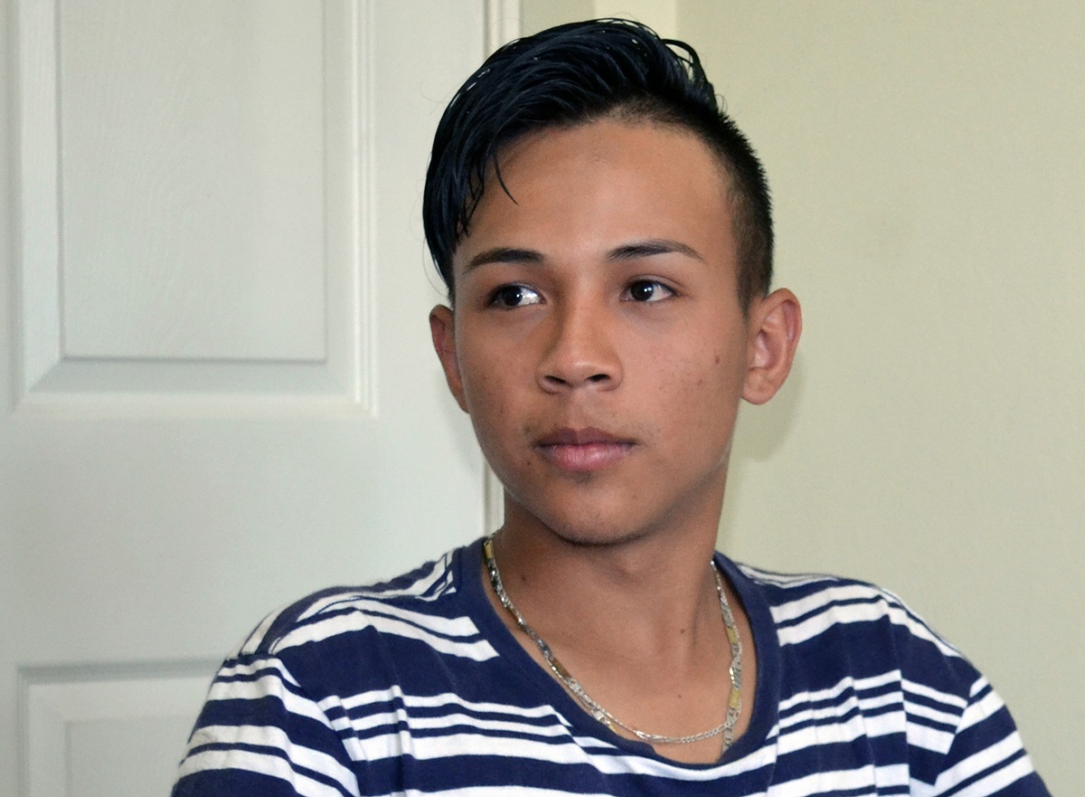 Fernando, 19, relates his experience fleeing gang violence in Tegucigalpa, Honduras, and trying to make his way to the United States. Photo by Carlos Reyes, UMNS-NPHLM. Fernando, 19, relates his experience fleeing gang violence in Tegucigalpa, Honduras, and trying to make his way to the United States. Photo by Carlos Reyes, UMNS-NPHLM.