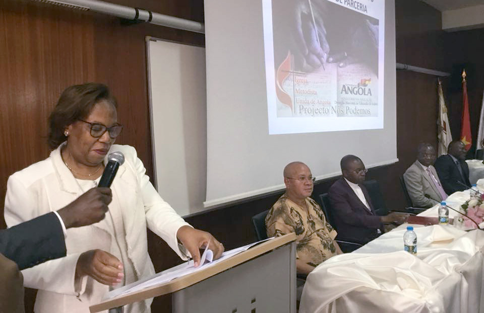 Maria Cândida Teixeira (à esquerda), Ministra da Educação de Angola, diz que “mais de quatro milhões de Angolanos entre os 15 e os 35 anos ainda não sabem ler nem escrever”. Ela falava em Luanda aquando da assinatura de um acordo entre o Ministério da Educação e a Igreja Metodista Unida em Angola para melhorar a literacia. Foto de Orlando da Cruz, UMNS.