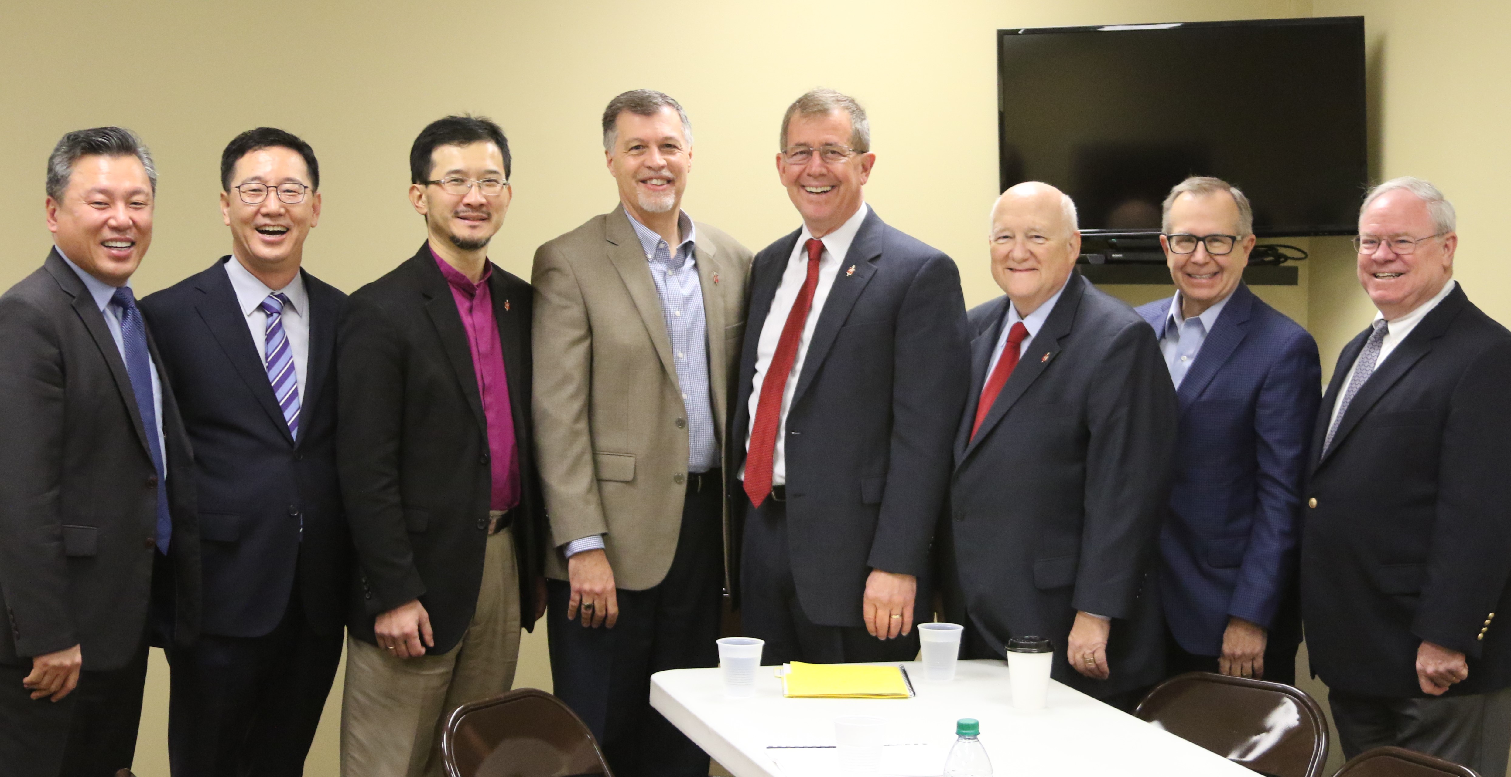 한인총회의 선교총무인 류계환 목사(맨 왼쪽)와 총회장인 류재덕 목사(왼쪽 두번째)는 러시아의 에드워드 헤가이,  어퍼뉴욕 연회의 마크 웹, 텍사스 연회의 스캇 존스, 센츄럴텍사스 연회의 마이클 라우리, 알칸소 연회의 개리 뮬러 감독과 모임의 주선자 WCA 회장 보이에트 목사. 사진 김응선 목사, UMNS.