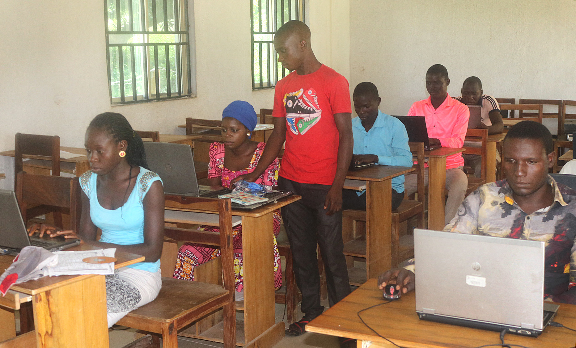 David Bukar leads a class at the Beverly Nolte Communication Center in Gwaten-Bambur, Nigeria. The Central Nigeria Conference center provides computer training and other services to people of all faith backgrounds. Photo by Richard Fidelis for UMNS. 