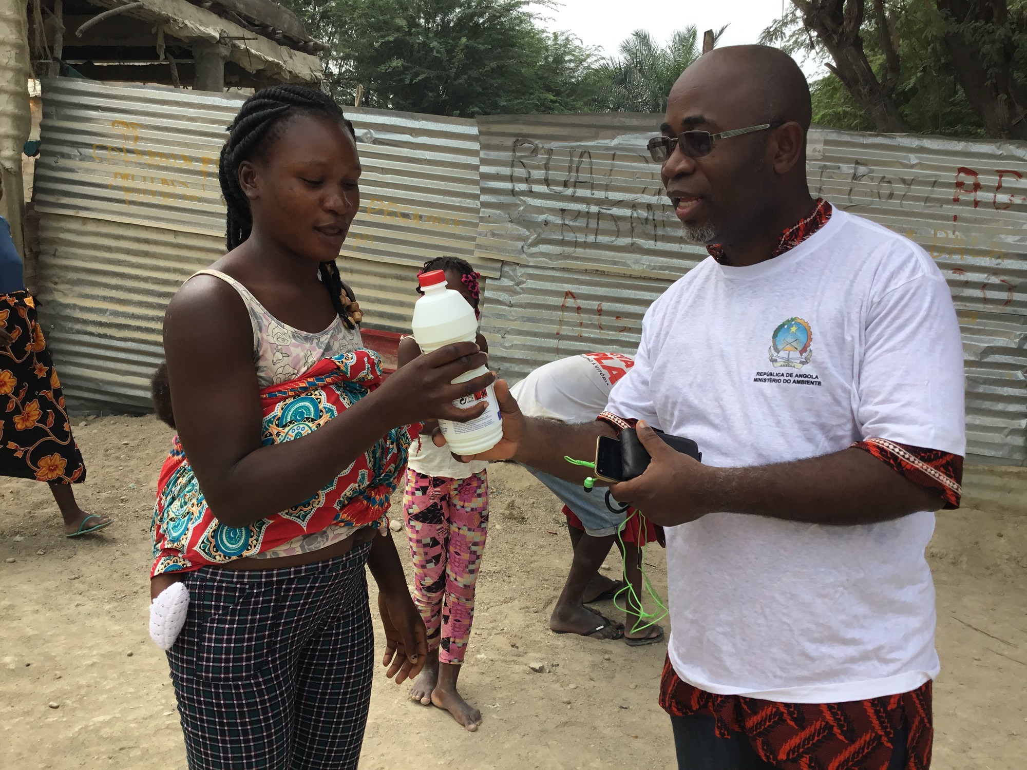Mais de 200 jovens participaram numa campanha de prevenção da cólera em Funda, uma vila a 19 milhas do centro de Luanda. Os jovens da Metodista Unida distribuíram hipocloritos de sódio, sabão, sacos plásticos e panfletos informativos às populações que vivem a beira do rio, uma área severamente afectada pelo surto. Fotografia por: Augusto Bento