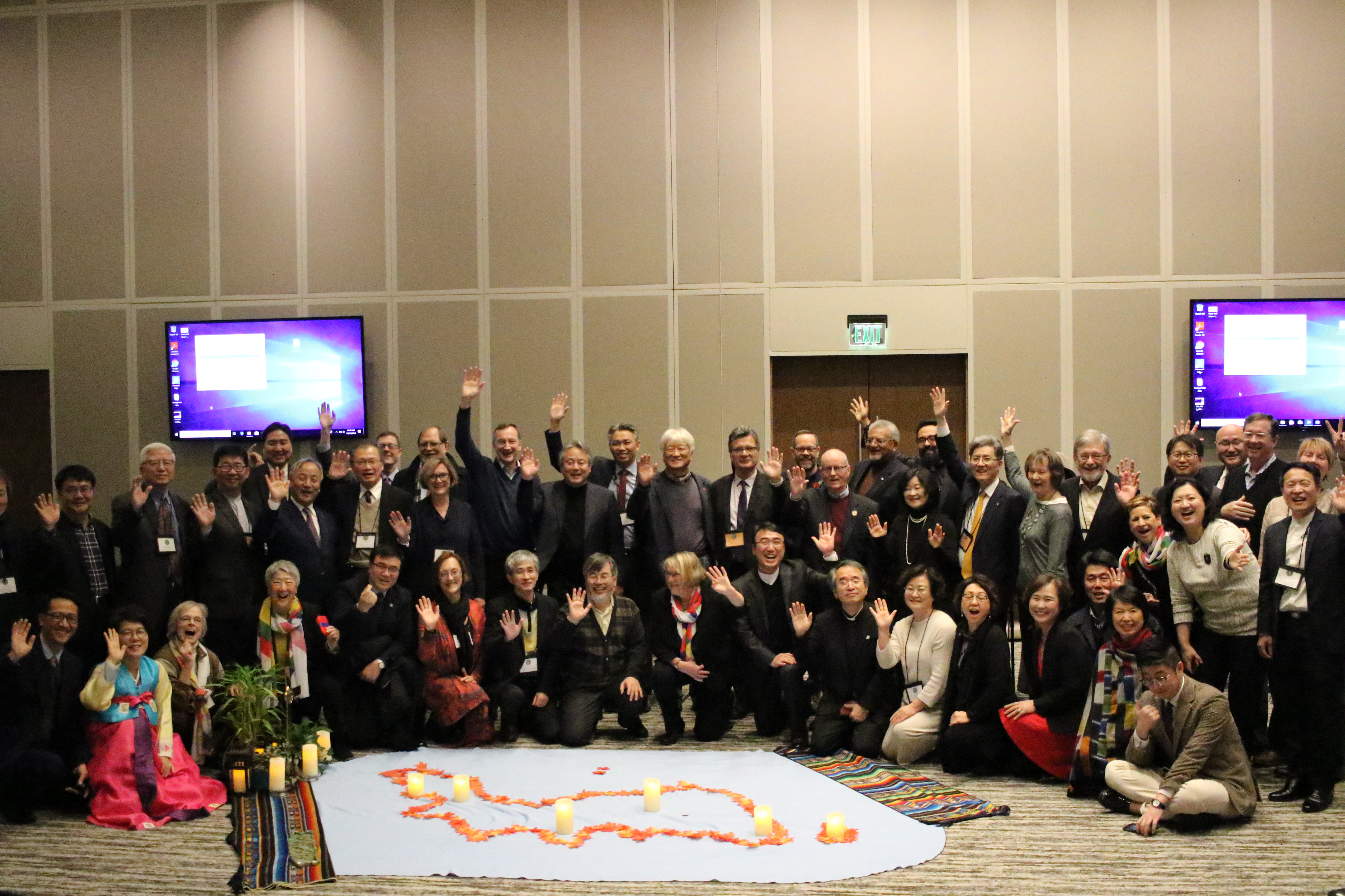 한반도 평화를 위한 원탁 회담 참석자들이 주일 예배를 마치고. 사진 김응선 목사, UMNS.