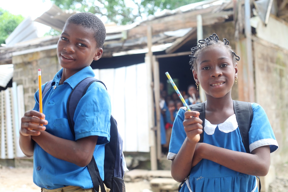 Students receiving pencils can write without waiting to share. Photo by Marius Bonfeu.