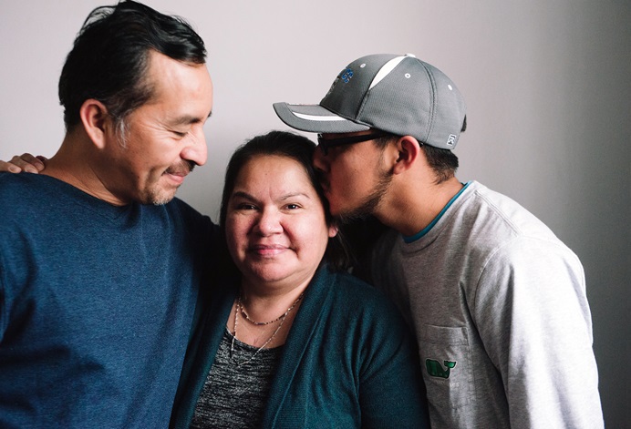 Samuel Oliver-Bruno, (izquierda) abraza a su esposa e hijo en una foto tomada a principios de 2018. Oliver-Bruno se había refugiado en la Iglesia Metodista Unida CityWell en Durham, Carolina del Norte, mientras solicitaba permanecer en los Estados Unidos para cuidar de su esposa enferma. Fue arrestado por funcionarios de ICE el 23 de noviembre de 2018 y posteriormente deportado a Méjico. Foto de Anna Carson Dewitt, cortesía de la Iglesia Metodista Unida CityWell. Samuel Oliver-Bruno, (izquierda) abraza a su esposa e hijo en una foto tomada a principios de 2018. Oliver-Bruno se había refugiado en la Iglesia Metodista Unida CityWell en Durham, Carolina del Norte, mientras solicitaba permanecer en los Estados Unidos para cuidar de su esposa enferma. Fue arrestado por funcionarios de ICE el 23 de noviembre de 2018 y posteriormente deportado a Méjico. Foto de Anna Carson Dewitt, cortesía de la Iglesia Metodista Unida CityWell.