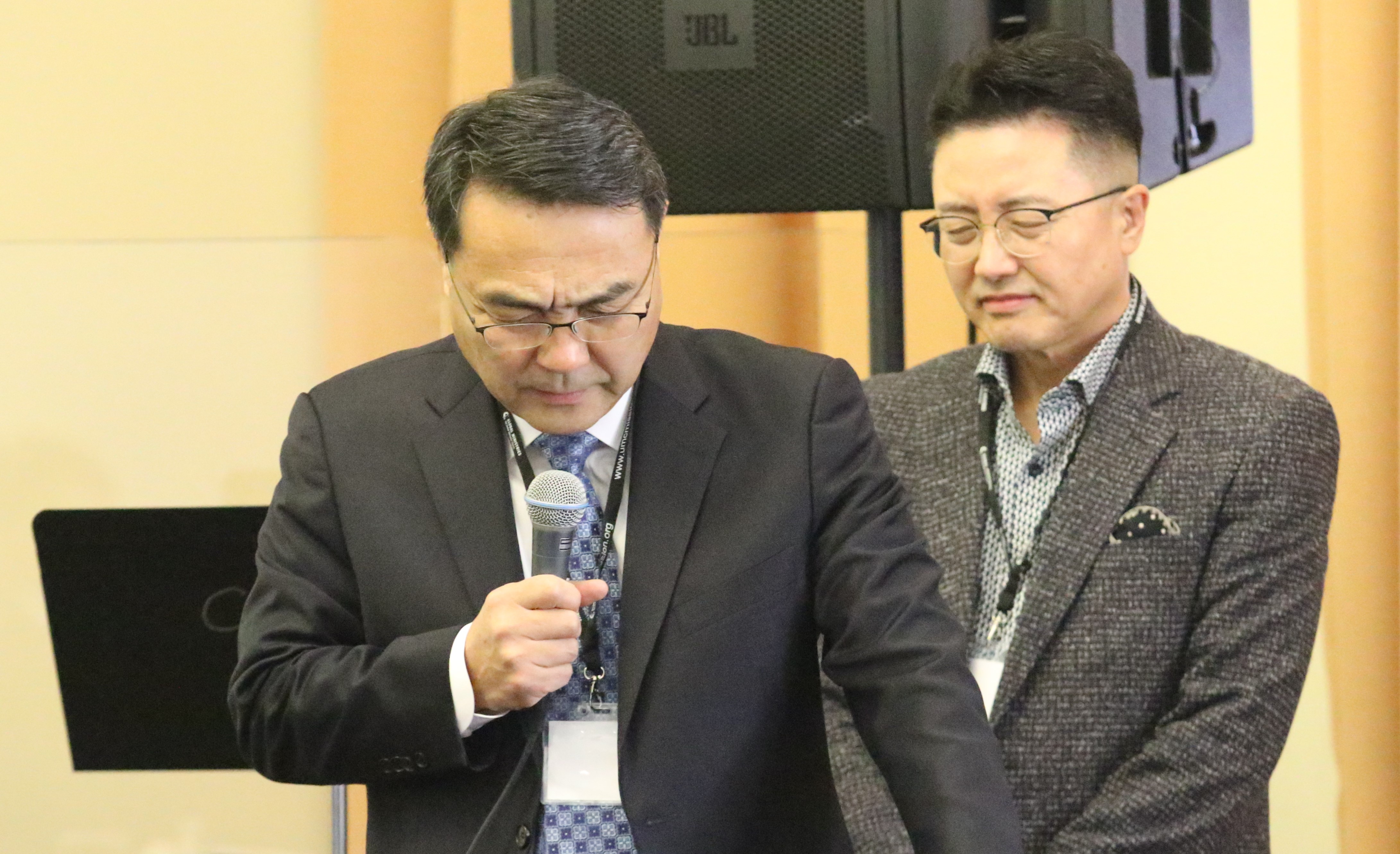 김정호 목사(왼쪽)가 모임을 위해 기도를 하고 있다 