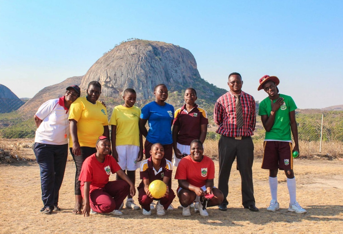 Seis estudantes da Escola Metodista Unida Murewa, no Zimbábue, foram selecionados para disputar a partida feminina da Associação Internacional de Futebol Cego no Japão, em 2019. Na primeira fila, da esquerda para direita, estão os alunos Fadzai Kimberley Nyakudya, Chengetai Chipanga e Monalisa Makoma; na fila de trás, da esquerda para direita, estão Teresa Mharadzirwa, a professora/guia Constance Tendere Munemo, Tanisha Zonde, a goleira Gellie Mawarire, Tarumbidzwa Taruvinga, o diretor esportivo Pilani Nyanhanda e Titus Tsiga. Foto de Chenayi Kumuterera, SMUN. Seis estudantes da Escola Metodista Unida Murewa, no Zimbábue, foram selecionados para disputar a partida feminina da Associação Internacional de Futebol Cego no Japão, em 2019. Na primeira fila, da esquerda para direita, estão os alunos Fadzai Kimberley Nyakudya, Chengetai Chipanga e Monalisa Makoma; na fila de trás, da esquerda para direita, estão Teresa Mharadzirwa, a professora/guia Constance Tendere Munemo, Tanisha Zonde, a goleira Gellie Mawarire, Tarumbidzwa Taruvinga, o diretor esportivo Pilani Nyanhanda e Titus Tsiga. Foto de Chenayi Kumuterera, SMUN.