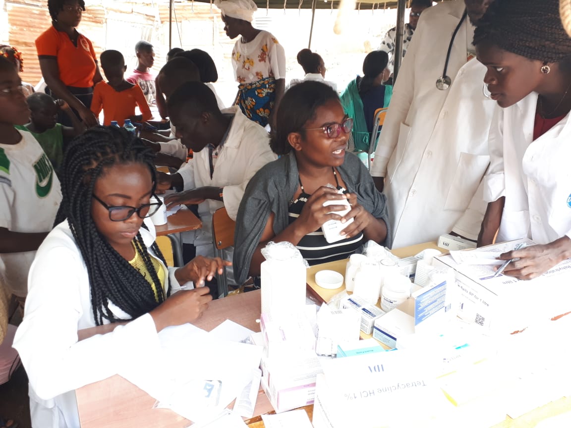 Técnicos de assistência à saúde auxiliam pacientes em uma feira de Saúde e Ação Social, de 9 a 11 de novembro, no Centro Metodista Unido Ndalatando, no Distrito Eclesiástico do Kwanza Norte. Photo por Orlando da Cruz.