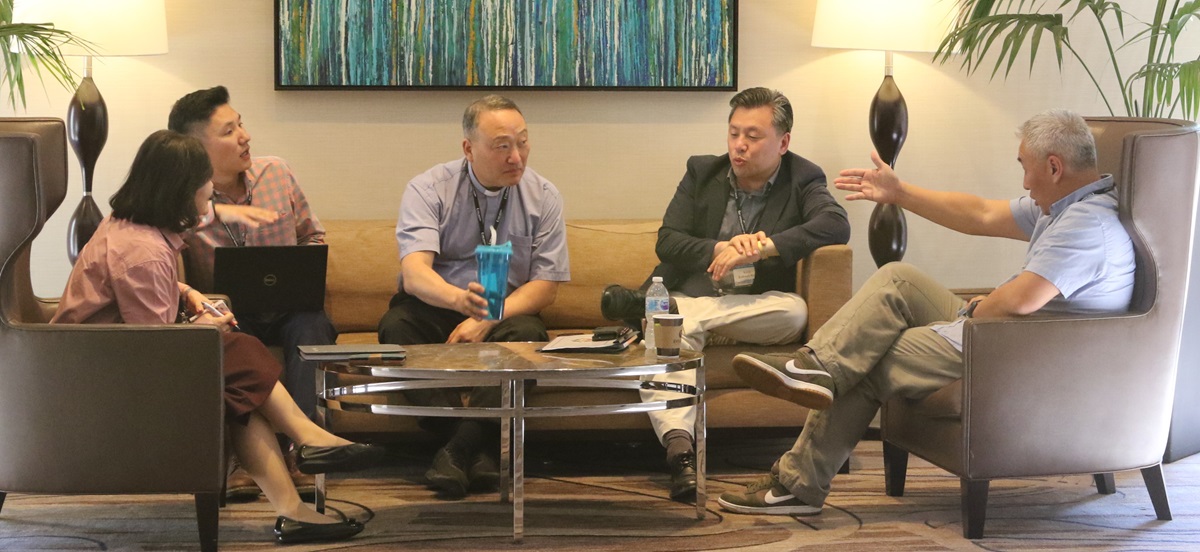 이성호목사(중앙)가 한인목회강화협의회 중 소그룹 모임에서 토론하고 있다. 사진 김응선 목사, UMNS. 이성호목사(중앙)가 한인목회강화협의회 중 소그룹 모임에서 토론하고 있다. 사진 김응선 목사, UMNS.