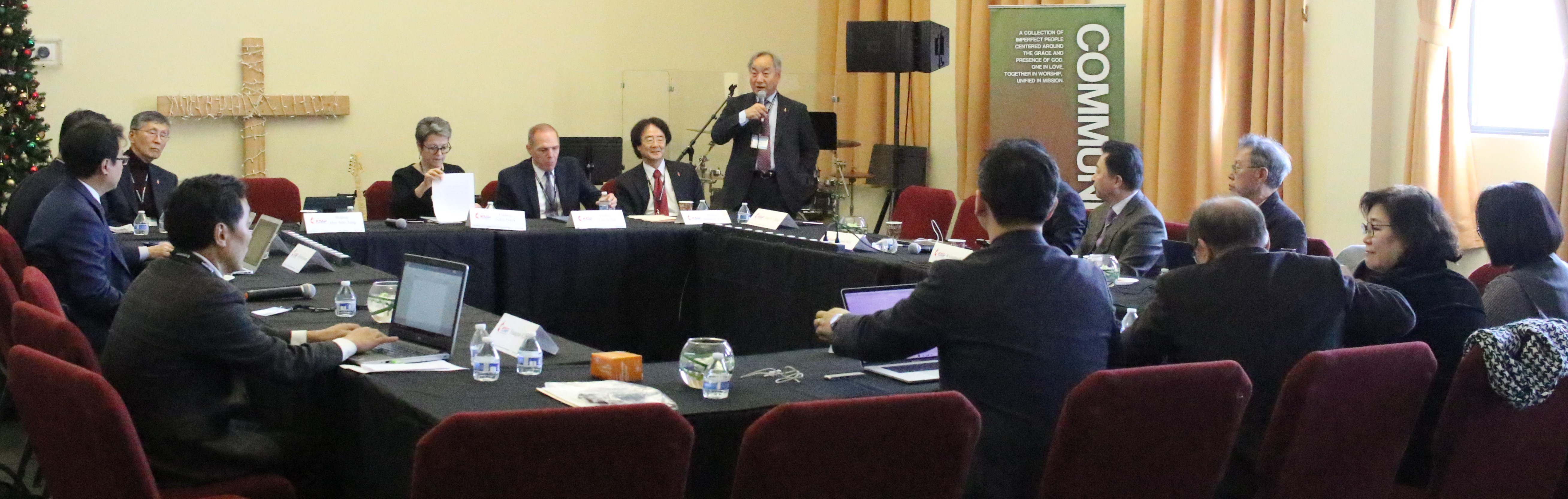 2018년 12월 3일 뉴저지 갈보리교회에서 열린 한인총회와 감독들의 모임에서 정희수 감독이 인사말을 하고 있다. 사진 김응선목사, UMNS