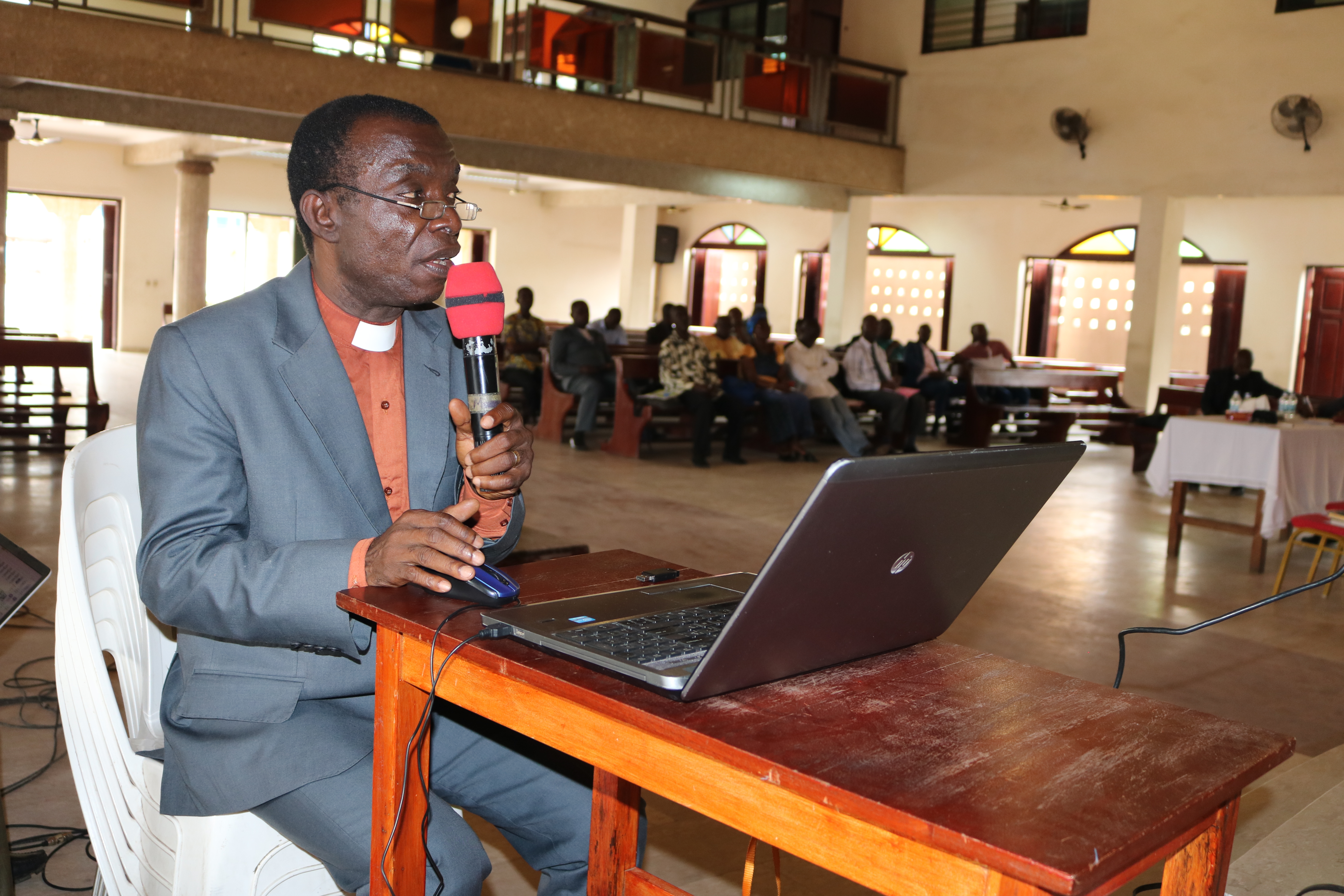 Très Révérend Pierre Amon, géographe de formation, est le directeur du Département de l’environnement de l’Eglise Méthodiste Unie-Côte d’Ivoire.