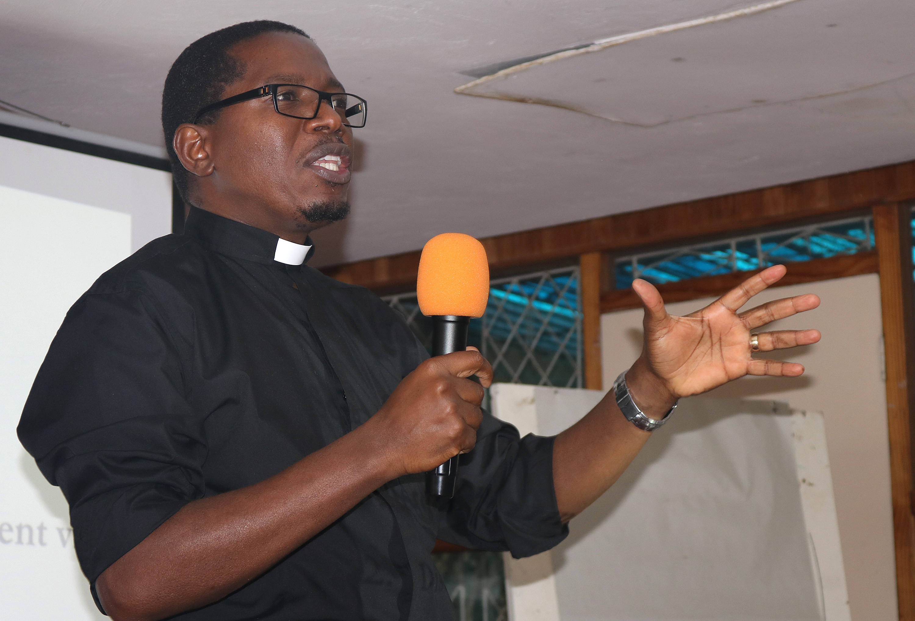 The Rev. Kenneth Mtata implores church leaders in Zimbabwe to “see, judge and act” to help combat extremism in the country following clashes over fuel price hikes that left 12 people dead and hundreds injured. Mtata, who leads the Zimbabwe Council of Churches, spoke during a two-day workshop in Harare to help address the crisis. Photo by Taurai Emmanuel Maforo, UMNS.