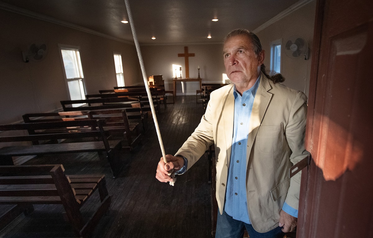 Ramiro Ramírez toca a campainha da Igreja Metodista Unida de Jackson Chapel em San Juan, Texas. A família de Ramírez doou terras para a igreja, que foi estabelecida em 1874. O muro de fronteira proposto pelo presidente Trump está programado para percorrer a propriedade da igreja, incluindo seu cemitério histórico. Foto de Mike DuBose, SMUN. Ramiro Ramírez toca a campainha da Igreja Metodista Unida de Jackson Chapel em San Juan, Texas. A família de Ramírez doou terras para a igreja, que foi estabelecida em 1874. O muro de fronteira proposto pelo presidente Trump está programado para percorrer a propriedade da igreja, incluindo seu cemitério histórico. Foto de Mike DuBose, SMUN.