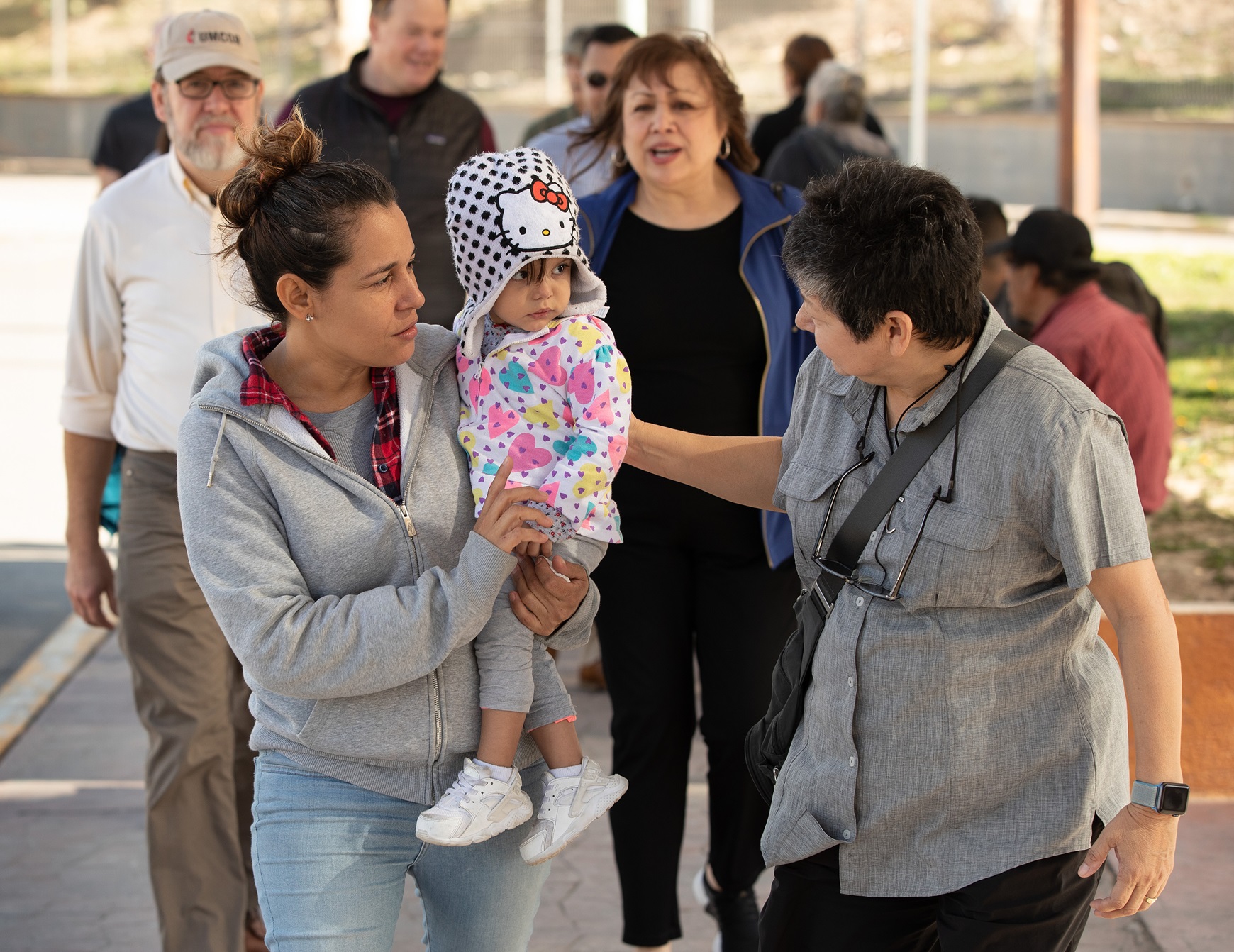 La Diácona metodista unida Cindy Johnson (derecha) camina para comprar medicamentos con Isabel, quien viajó con su hija desde Nicaragua hasta Matamoros, México, con la esperanza de solicitar asilo en los Estados Unidos. Kassandra, de 16 meses, sufría de fiebre y pérdida de peso mientras ella y su madre esperaban su turno para acercarse al puente que conduce a Brownsville, Tejas. Johnson, quien visita regularmente el campamento provisional, trajo a miembros del Grupo de Trabajo de Inmigración Metodista Unido para que conozcan de primera mano la situación de la inmigración. Foto por Mike DuBose, SMUN. 
