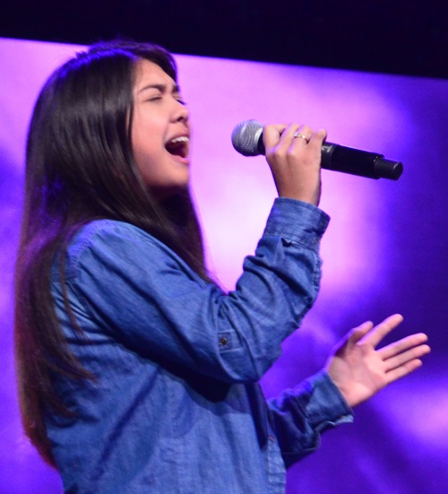 Yarieth Arias Chacón interpreta en español "Cuán Grande es Él" ante 9000 jóvenes en el cierre del evento. 