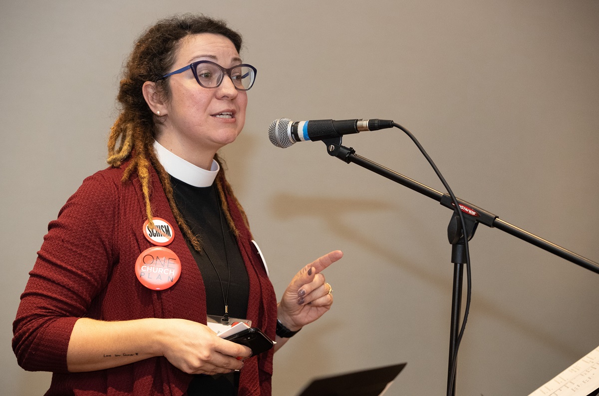 La révérende Rachel Baughman exhorte à soutenir le Plan d’une Eglise Unique d'un rassemblement qui a vanté la proposition de la CG2019 qui, selon les partisans, maintient l'unité de l'Eglise Méthodiste Unie. Le rassemblement a eu lieu dans une salle de réunion d'un hôtel, hors du site de la Conférence Générale 2019 de l’Eglise Méthodiste Unie à Saint-Louis. Baughman est pasteure principale de l'Eglise Méthodiste Unie Oak Lawn à Dallas. Photo de Mike DuBose, UMNS. La révérende Rachel Baughman exhorte à soutenir le Plan d’une Eglise Unique d'un rassemblement qui a vanté la proposition de la CG2019 qui, selon les partisans, maintient l'unité de l'Eglise Méthodiste Unie. Le rassemblement a eu lieu dans une salle de réunion d'un hôtel, hors du site de la Conférence Générale 2019 de l’Eglise Méthodiste Unie à Saint-Louis. Baughman est pasteure principale de l'Eglise Méthodiste Unie Oak Lawn à Dallas. Photo de Mike DuBose, UMNS.
