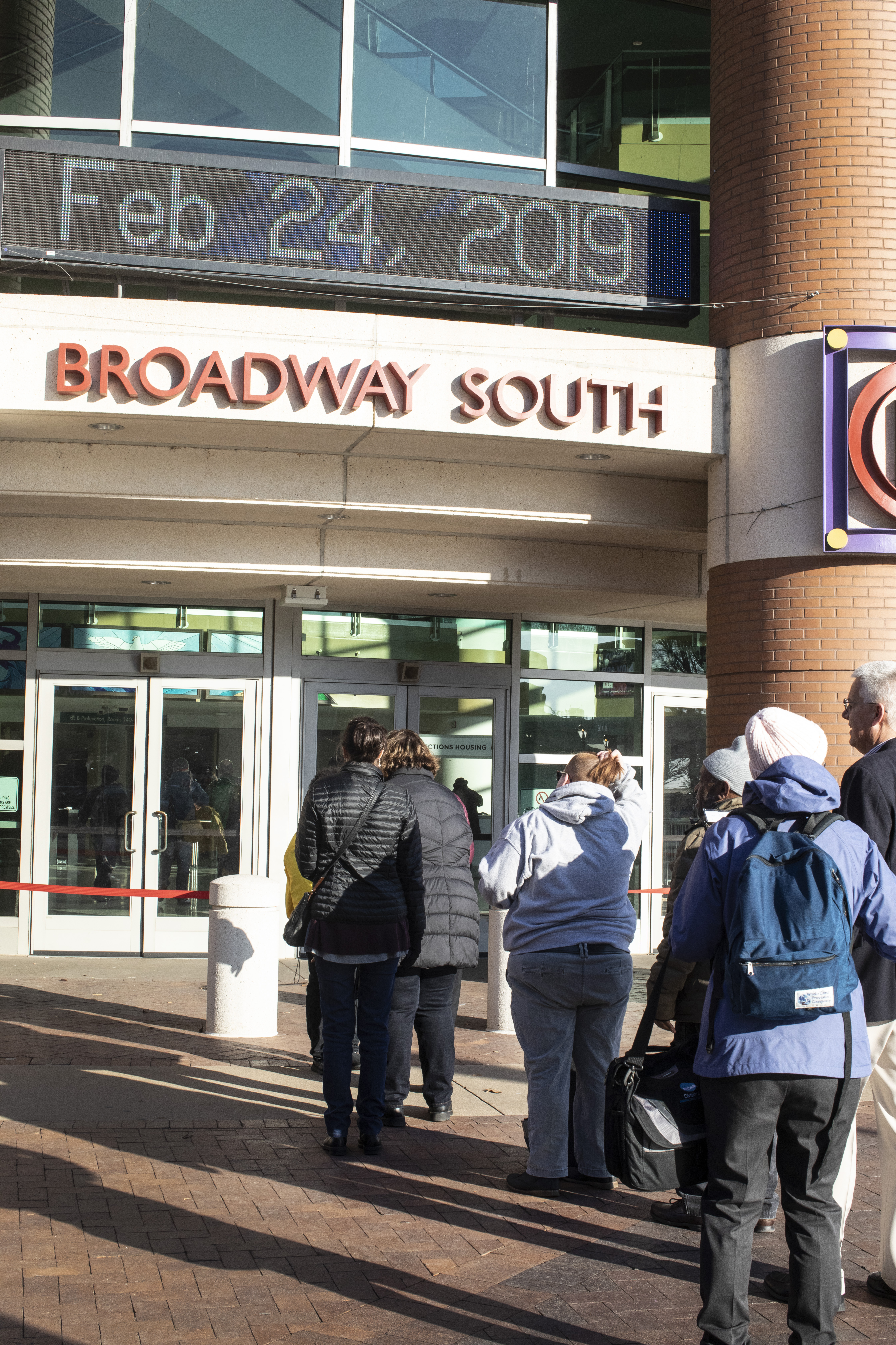 Des observateurs et d’autres personnes font la queue en début de journée, ce 24 février, dans l’espoir de passer le contrôle de sécurité qui leur permettra d’entrer à l’America Center de Saint-Louis pour une session de la Conférence Générale de 2019. Environ 3 000 observateurs s'étaient inscrits à la fin de la journée du 23 février. Photo de Kathleen Barry, UMNS