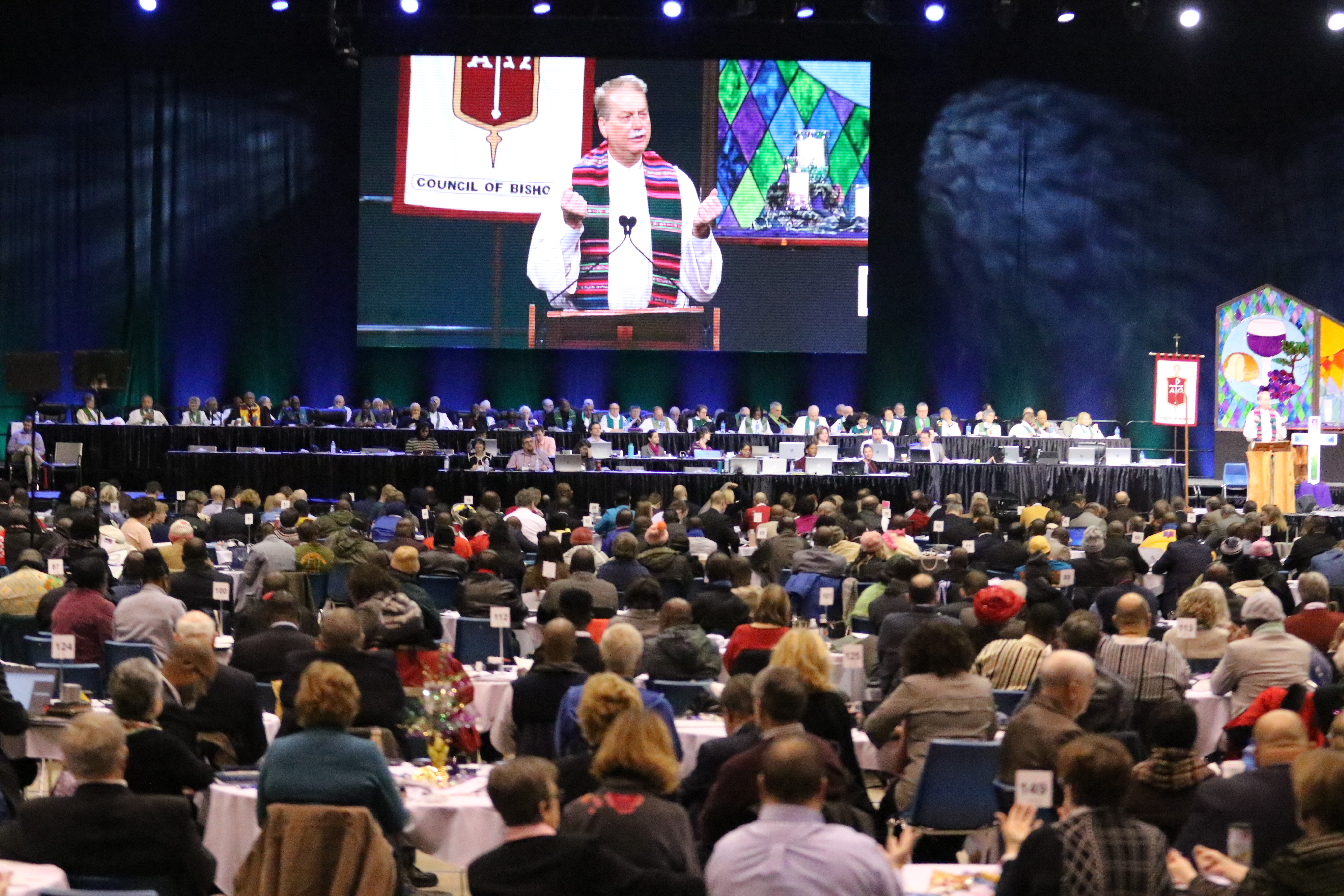 감독회장인 케네스 카터 감독이 2019 특별총회 이튿날인 주일 예배에서 설교를 하고 있다. 