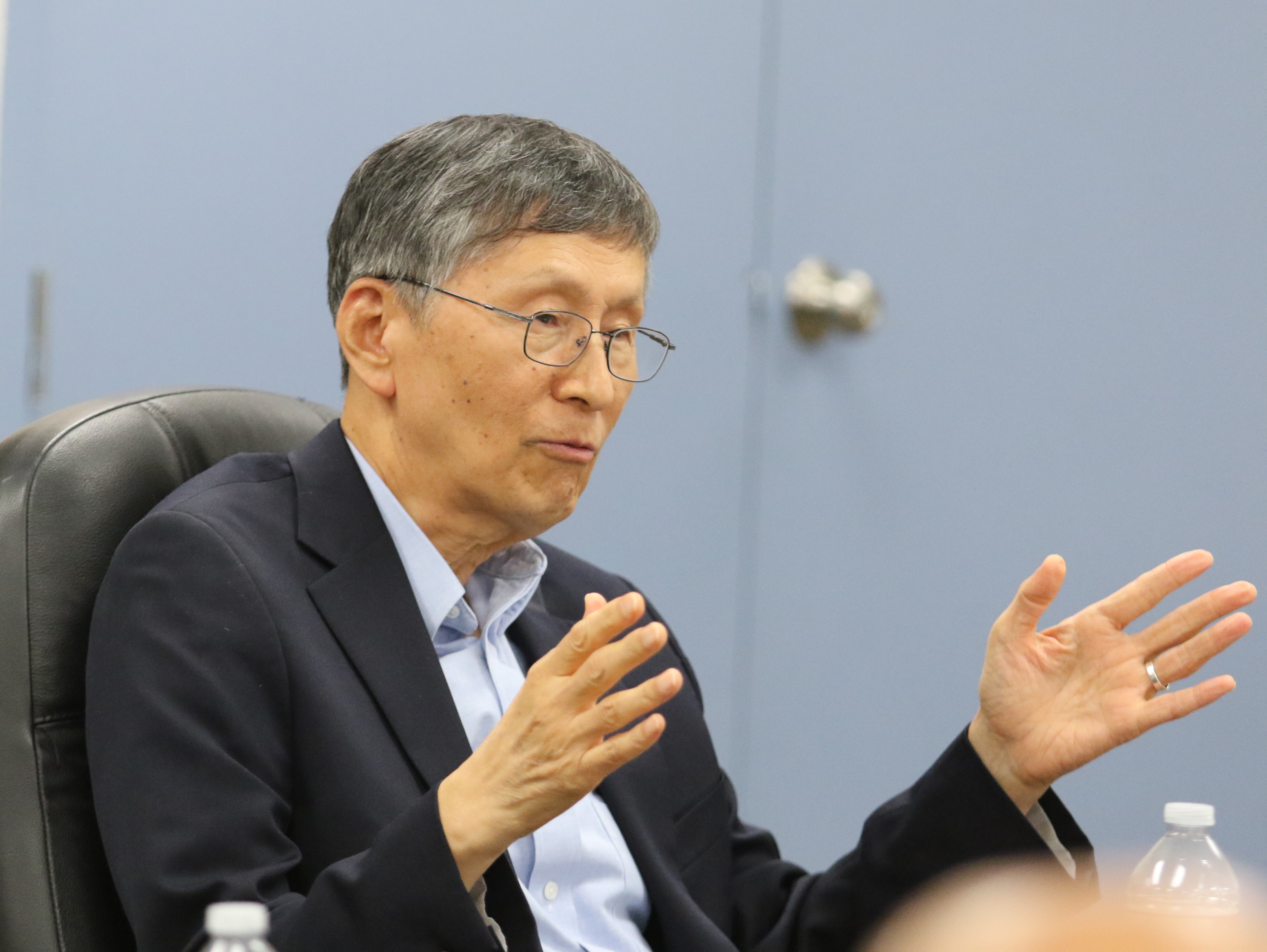 2018년 10월 19일, 조영진 감독이 LA 한인연합감리교회에서 연합감리교회 한인총회 회장단과 한인 감독들과의 대화에서 발언하고 있다. 사진 김응선 목사(UMNS)