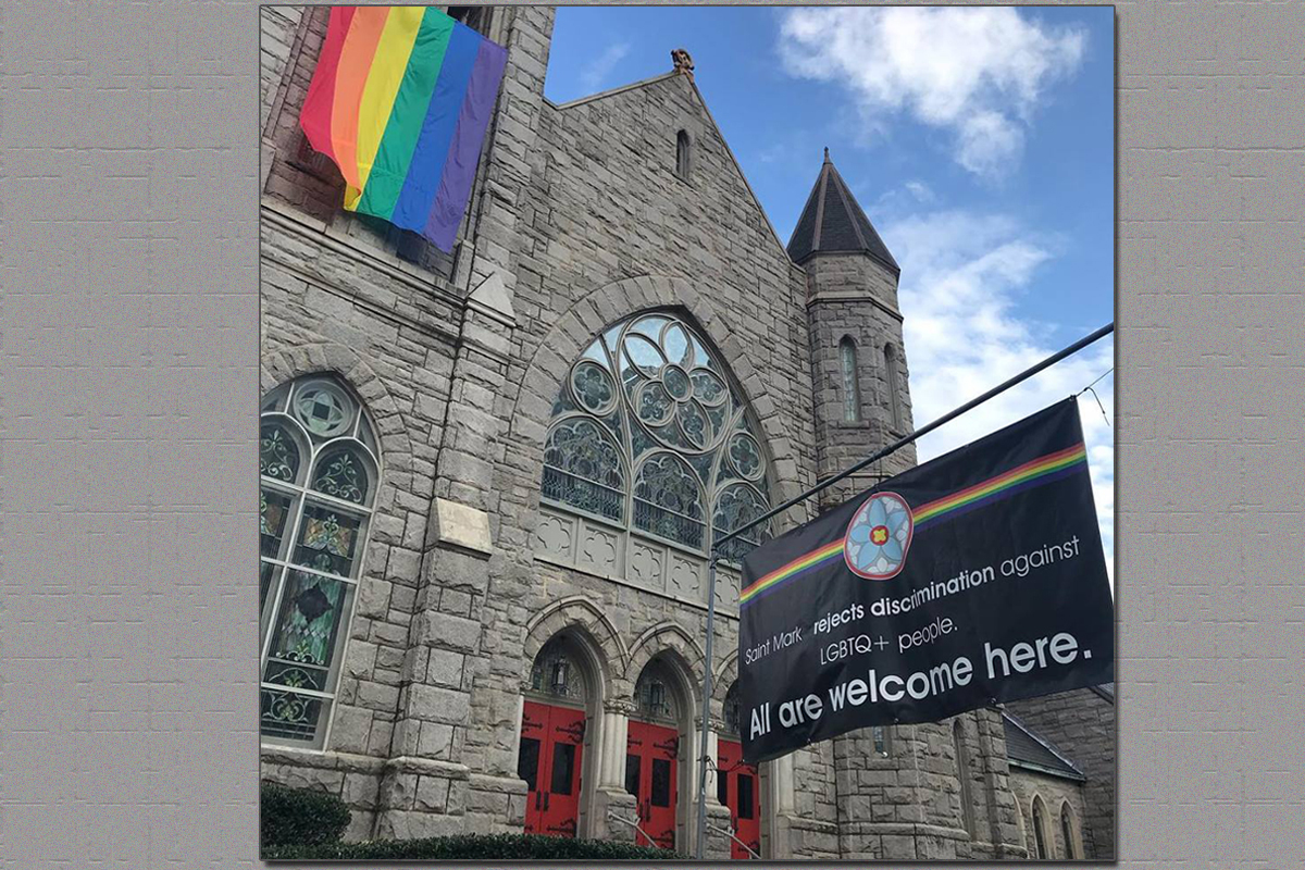 Una pancarta con un mensaje de inclusión y una bandera arco iris ondean fuera de la Iglesia Metodista Unida San Marcos en Atlanta. Continúa la resistencia tras la aprobación del Plan Tradicionalista en la Conferencia General, celebrada el mes pasado en San Luis. Foto cortesía de la Iglesia Metodista Unida San Marcos.