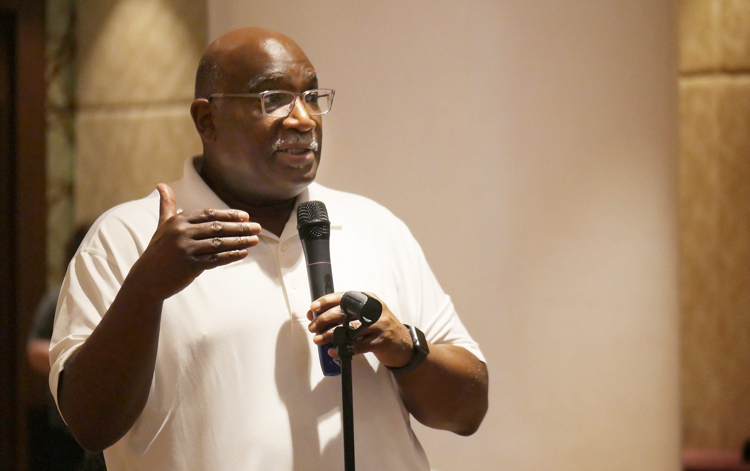 El Obispo Gregory V. Palmer de la Conferencia Anbual del Oeste de Ohio, quien presidió el subcomité el Plan Integral de África, se dirige al Comité de Asuntos Permanente de la Conferencia Central durante su reunión en Manila. Foto por Heather Hahn, SMUN.