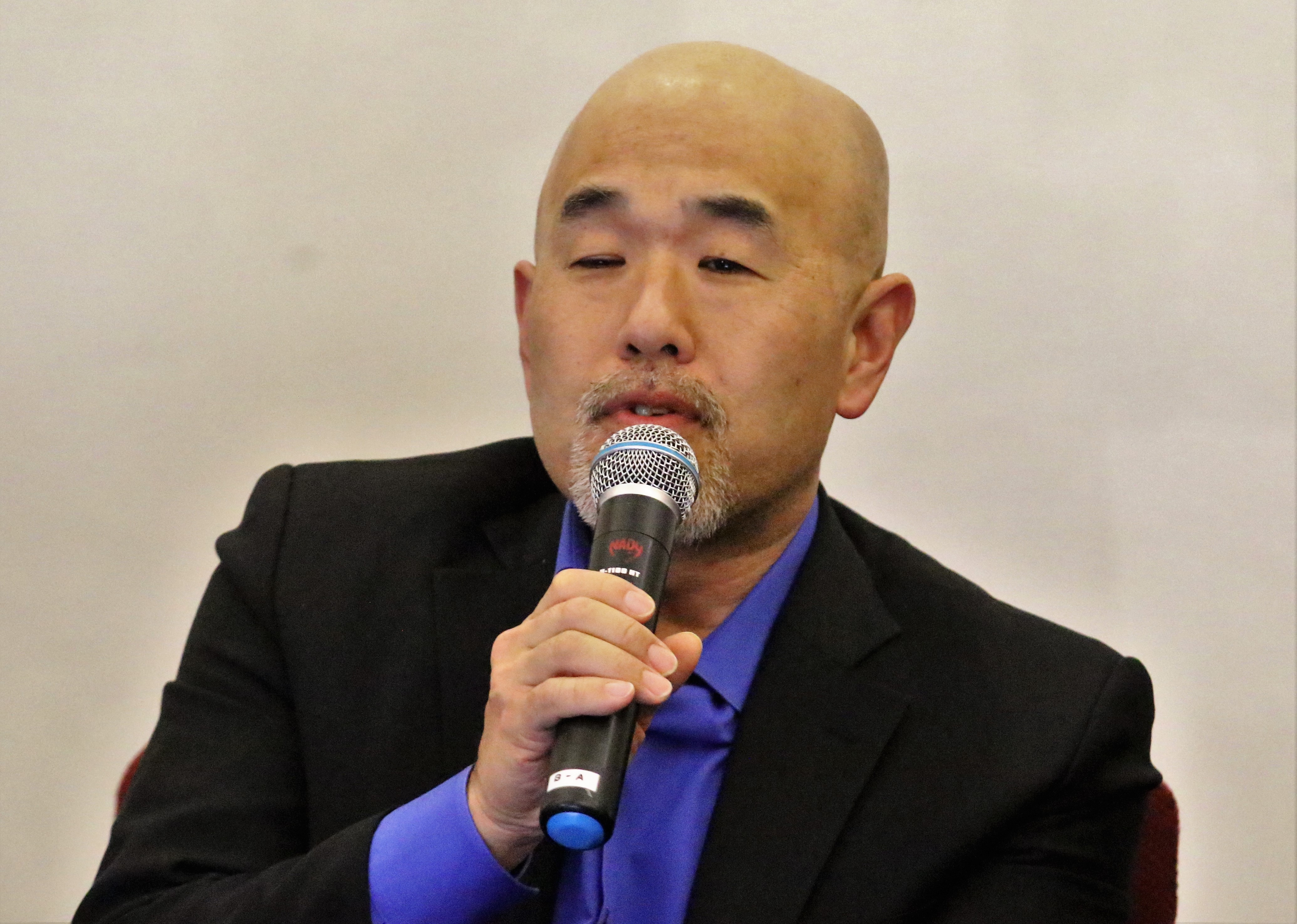 2018년 12월 3일 뉴저지 갈보리교회에서 열린 한인 총회와 감독들과의 만남에서 한인총회 대안위원회의 위원장인 김태준 목사가  발언하고 있다. 사진 김응선 목사, UM News.