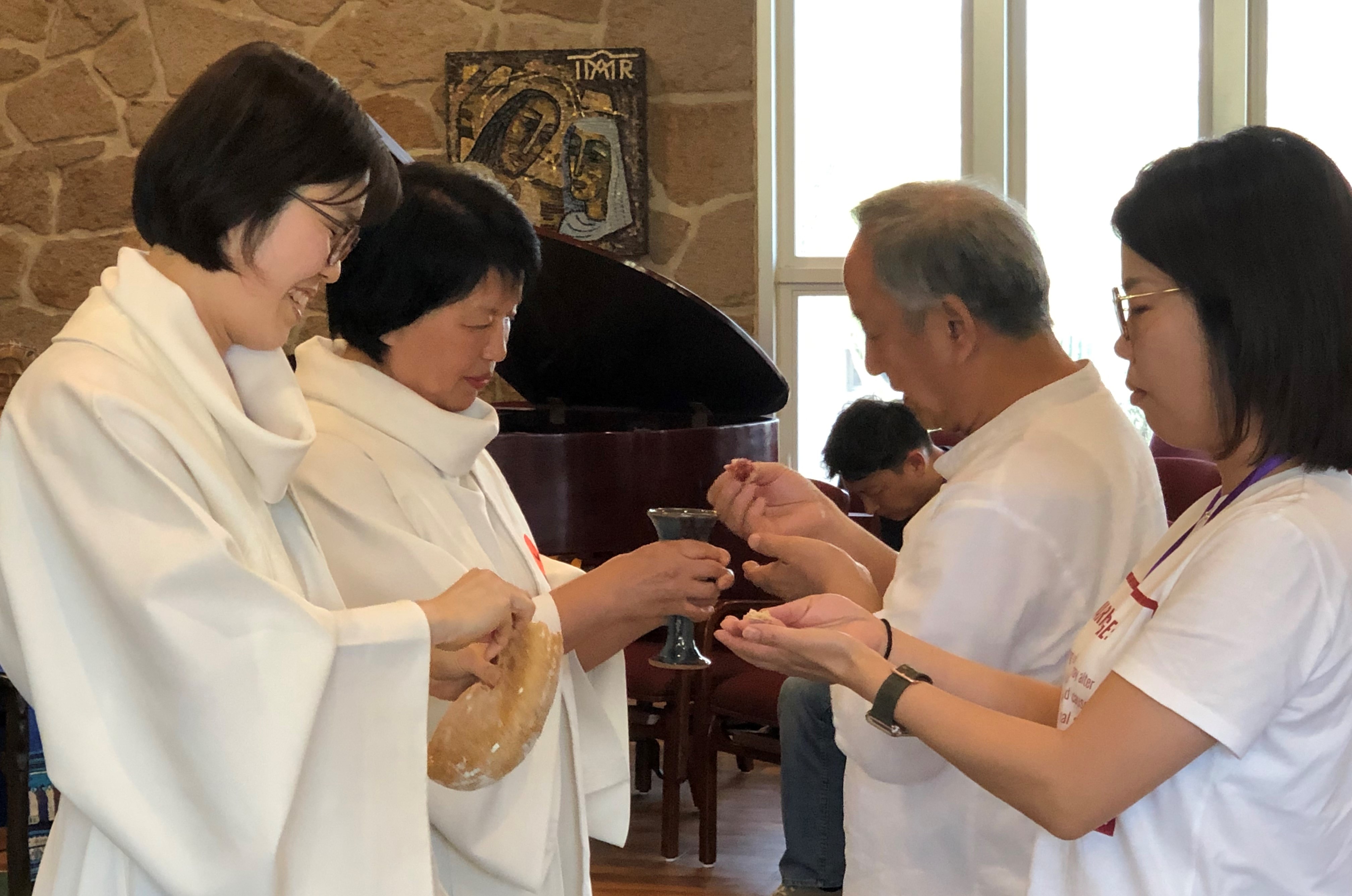 2019년 3월 18-22일 아리조나주 투산에서 열린 영성형성 아카데미에서 성만찬에 참여한 (오른쪽부터) 현혜원 목사와 정희수 감독, 집례자인 정임현 목사와 류미숙 목사. 사진, 김응선 목사, 연합감리교뉴스. 