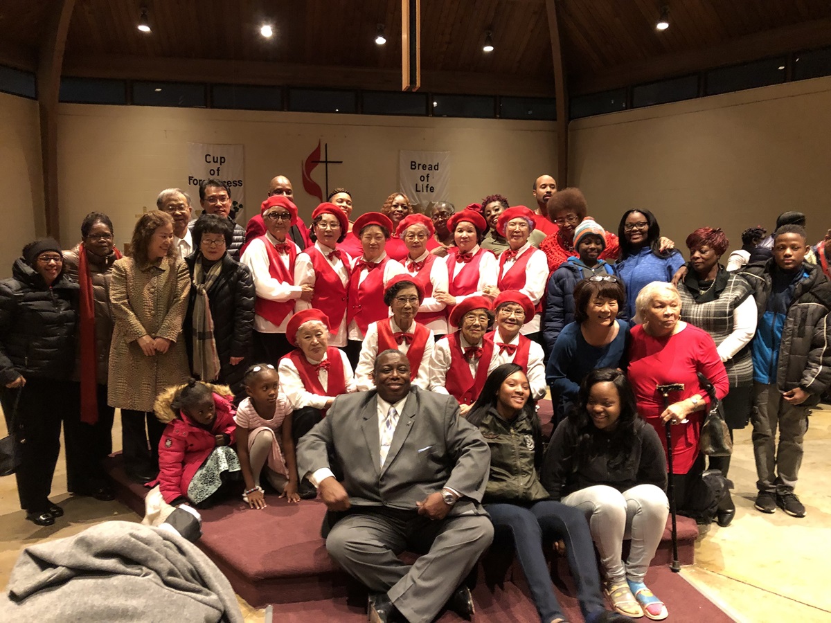 시카고 플라스키 노인 아파트에 거주하는 평균 연령 80세의 한인들로 구성된 하모니카 합주단이 Englewood-Rust UMC Choir Music Festival에서 공연 후 교인들과 자리를 함께 했다. 사진 제공 그레이스 오 목사, 잉글우드 러스트 연합감리교회. 시카고 플라스키 노인 아파트에 거주하는 평균 연령 80세의 한인들로 구성된 하모니카 합주단이 Englewood-Rust UMC Choir Music Festival에서 공연 후 교인들과 자리를 함께 했다. 사진 제공 그레이스 오 목사, 잉글우드 러스트 연합감리교회.