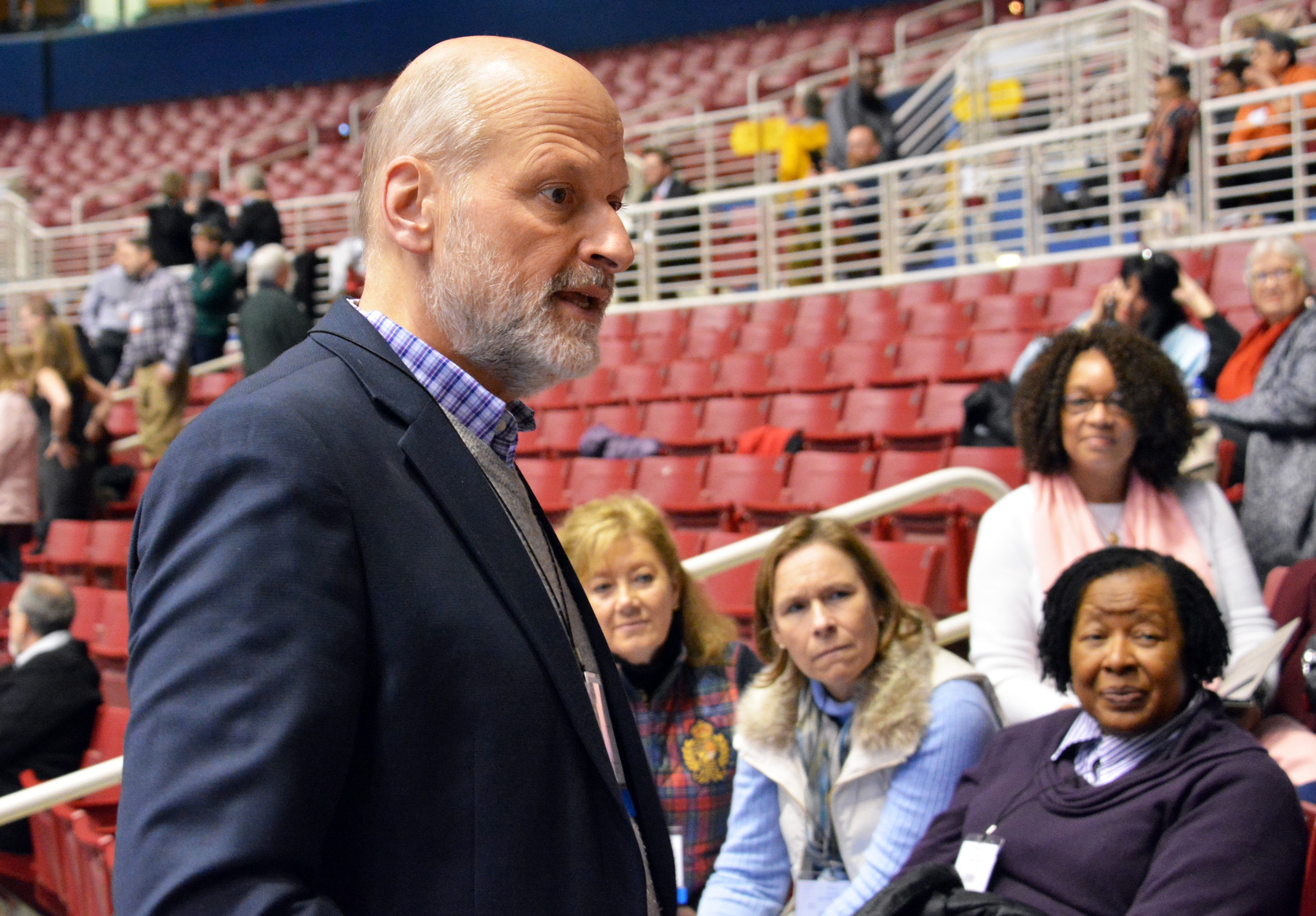 티모시 브러스터 목사가 2월 특별총회장에서 중앙텍사스연회의 동료 대의원들과 대화하고 있다. 사진 제공 : J. Vance Morton, 중앙텍사스연회.