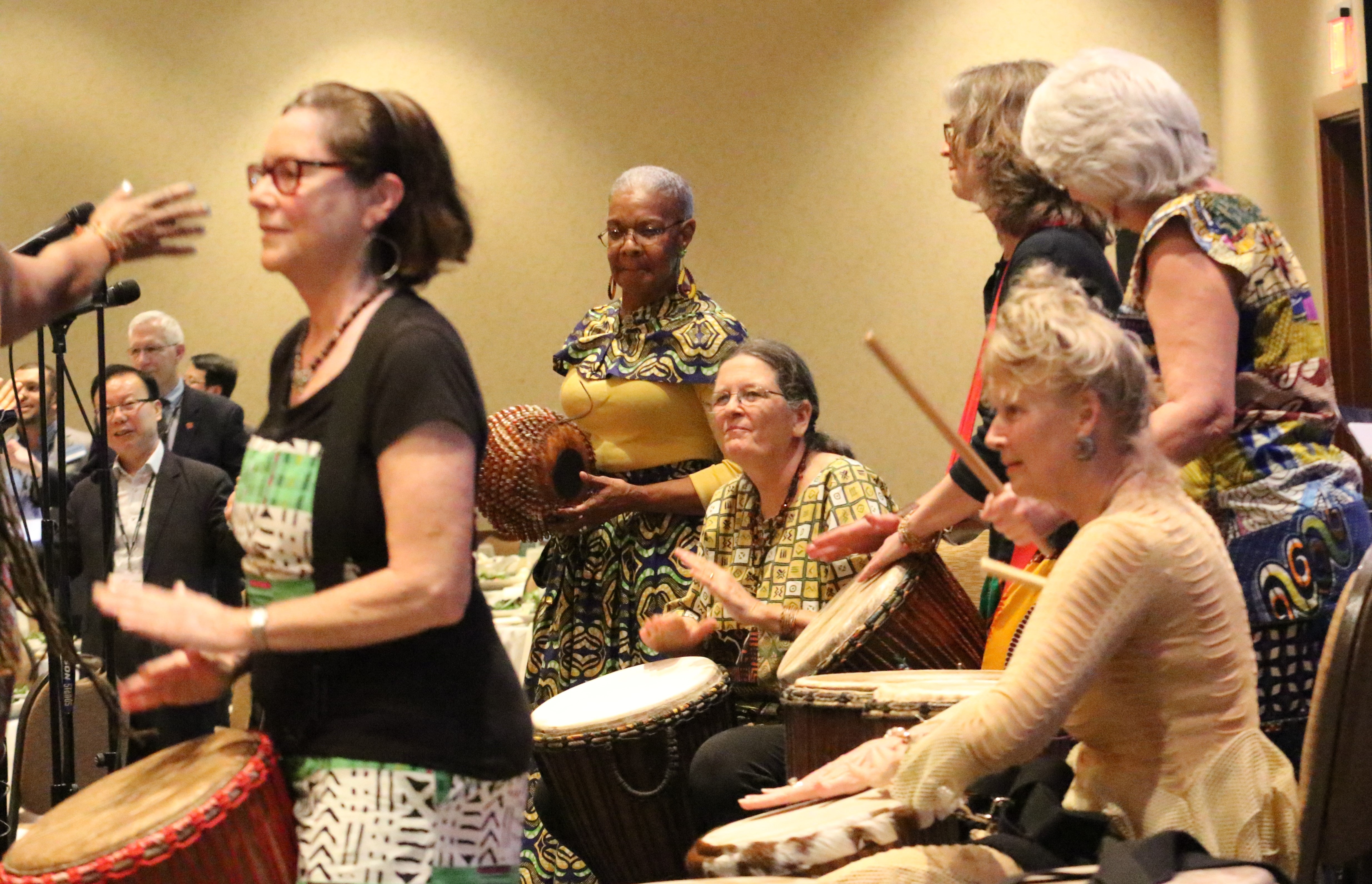 애틀란타 에모리대학의 컨퍼런스 센터에서 열린 감리교 세계선교 200주년 행사에서 찬양팀이 예배를 인도하고 있다.  사진 김응선 목사, UM News.