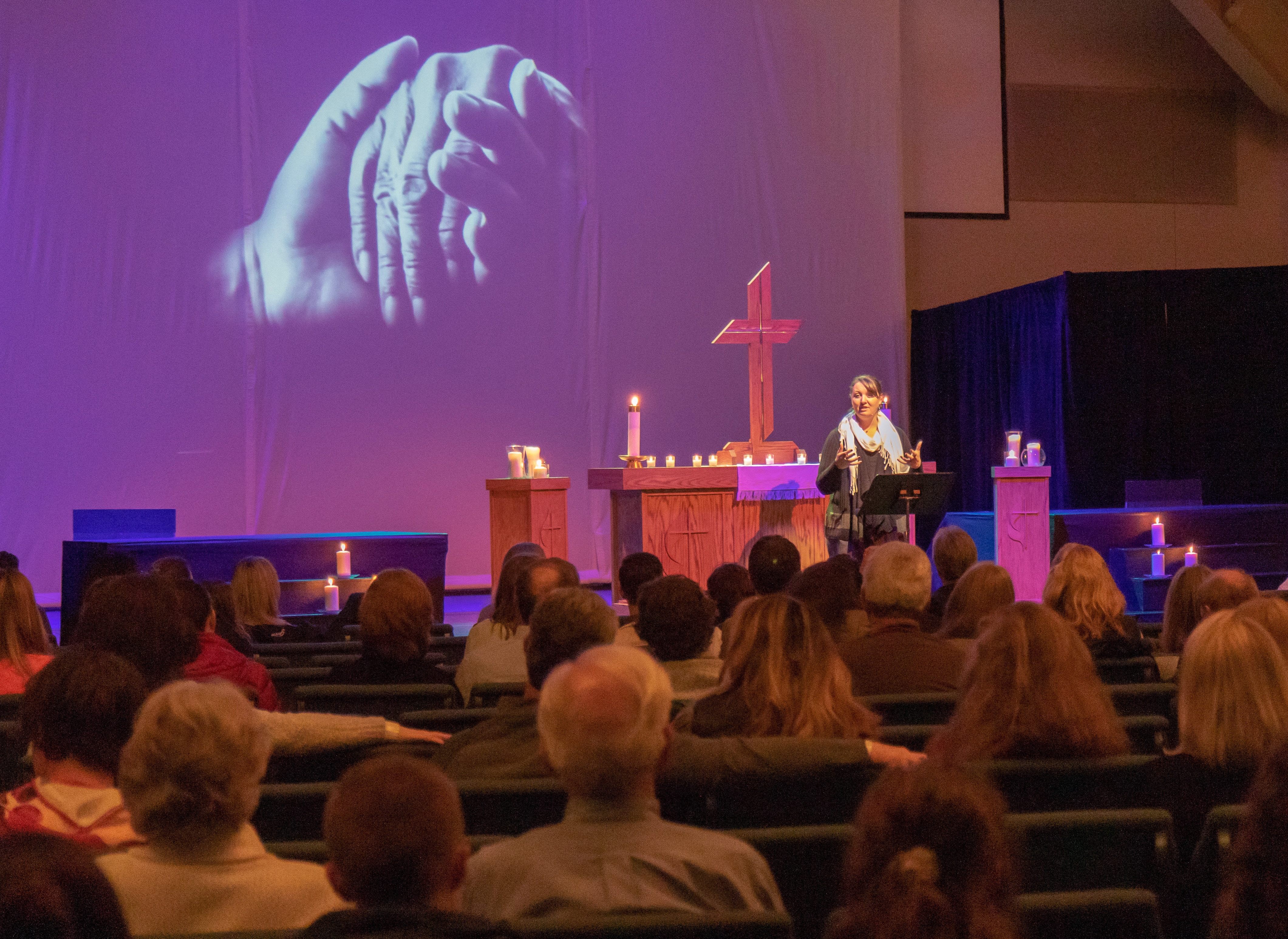 La Revda. Jessica Rooks, pastora de la Iglesia Metodista Unida de San Lucas en Highlands Ranch, Colorado, habla el 7 de mayo durante una vigilia con velas después del tiroteo en la escuela. Foto por Ken Fong, Iglesia Metodista Unida de San Lucas.