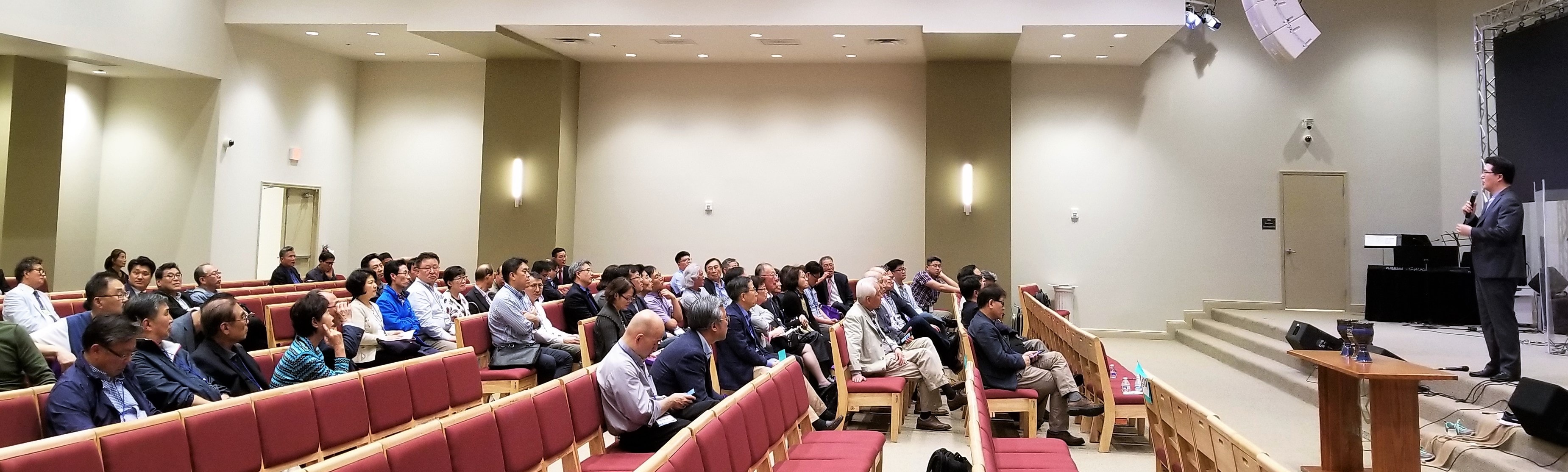 2019년 4월 29일부터 5월 1일까지 열린 한인총회 기간 중, 별도의 모임을 가진 <한인교회총회>에서 한교총 회장인 이철구 목사가 회의를 인도하고 있다. 사진, 김응선 목사, 연합감리교뉴스.